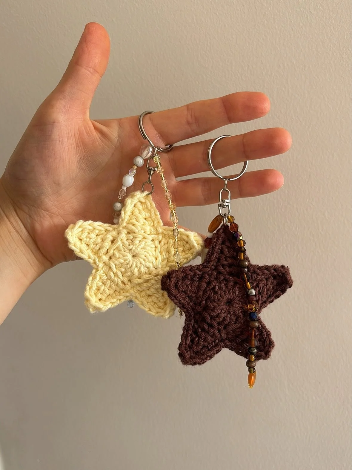 Petite s&eacute;rie de porte-cl&eacute;s assortis de perles chin&eacute;es chez Emma&uuml;s. 📿🌟🍒

Je suis juste trop fan de l&rsquo;association perles - crochet 🧶🥰

Quel est votre porte-cl&eacute;s favori ? Perso je crois que j&rsquo;ai un coup 