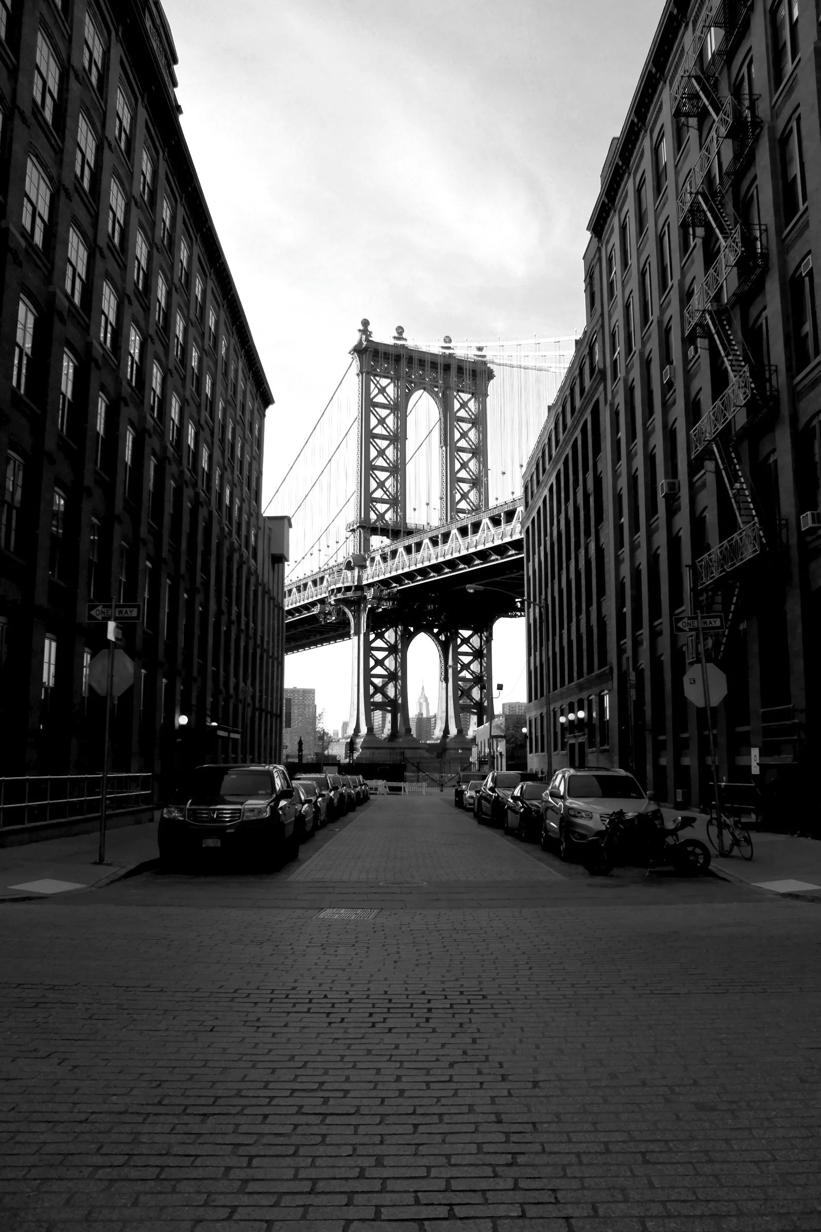 Street view in Brooklyn with the Manhattan Bridge in the background, representing gender-affirming care services in Brooklyn.