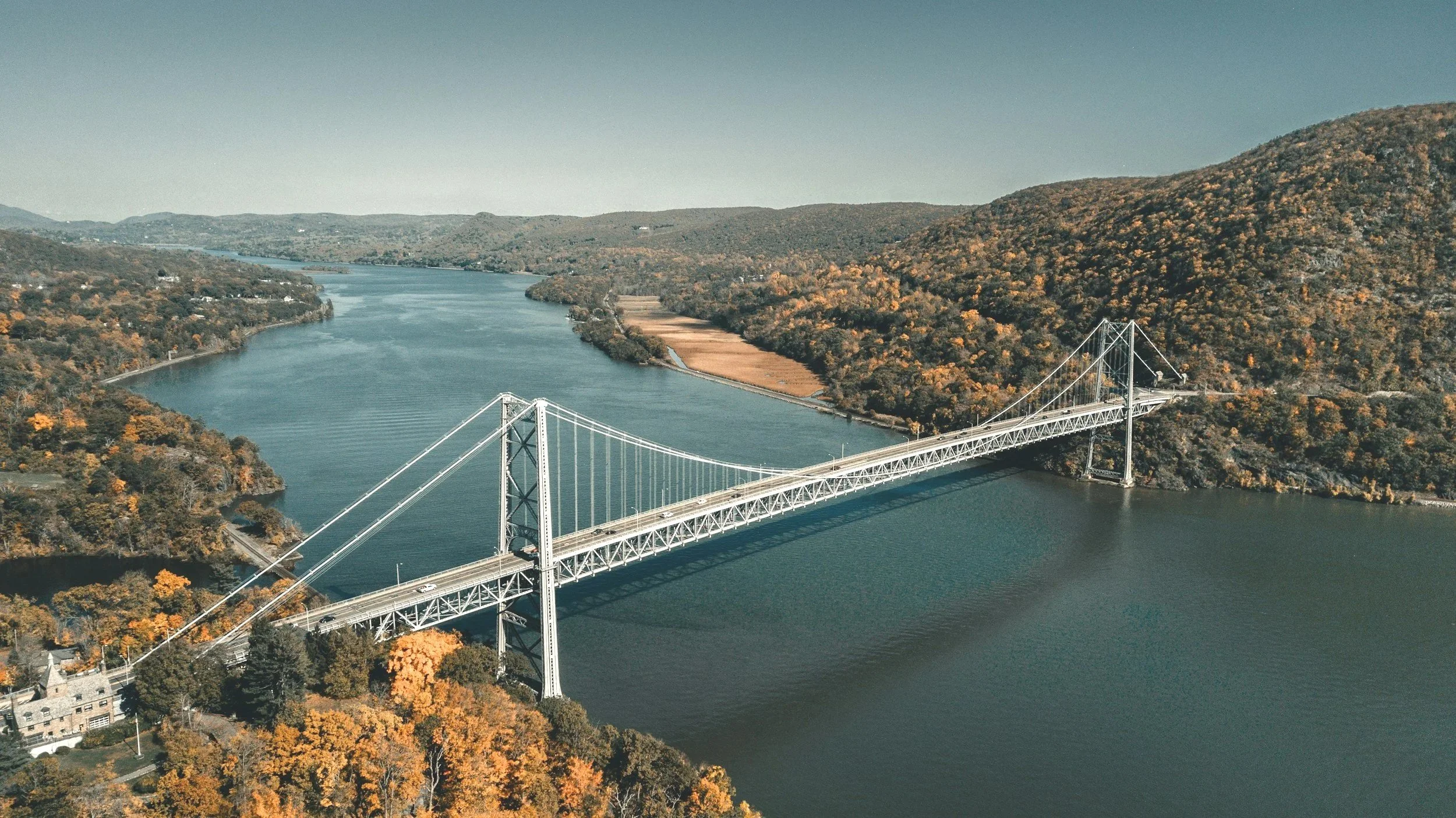 Bridge in New York featured on a page about virtual therapy for Manhattan residents.