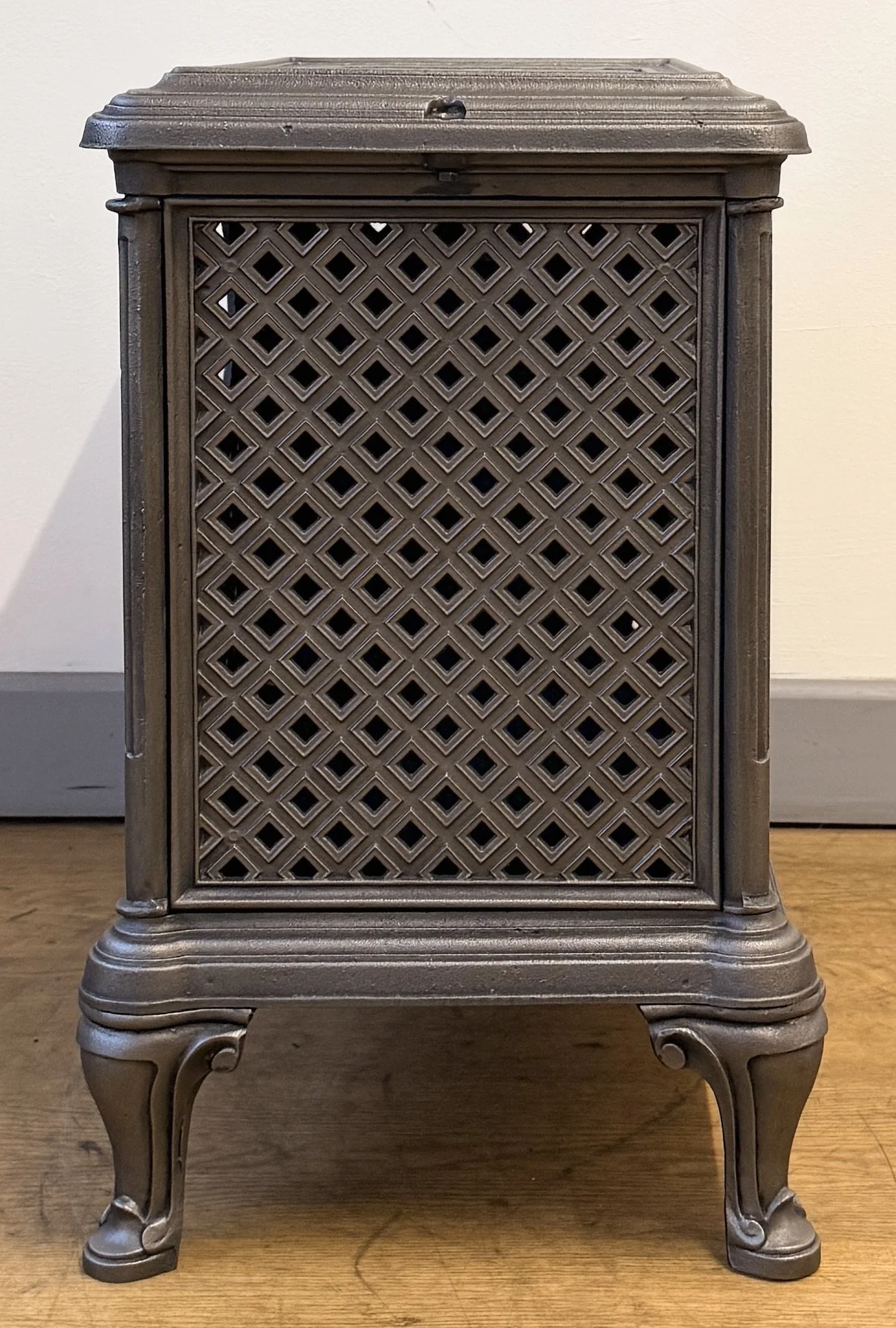 Side view of Le Forestier