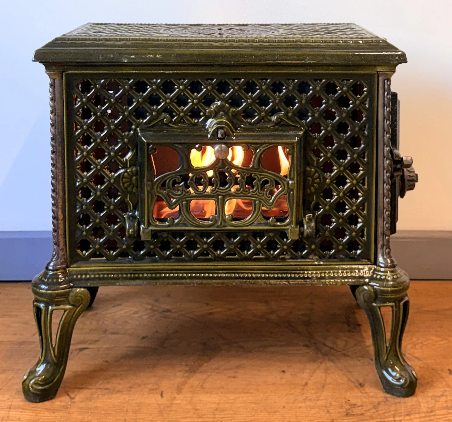 Front view of burning Bioethanol Godin Chauffette
