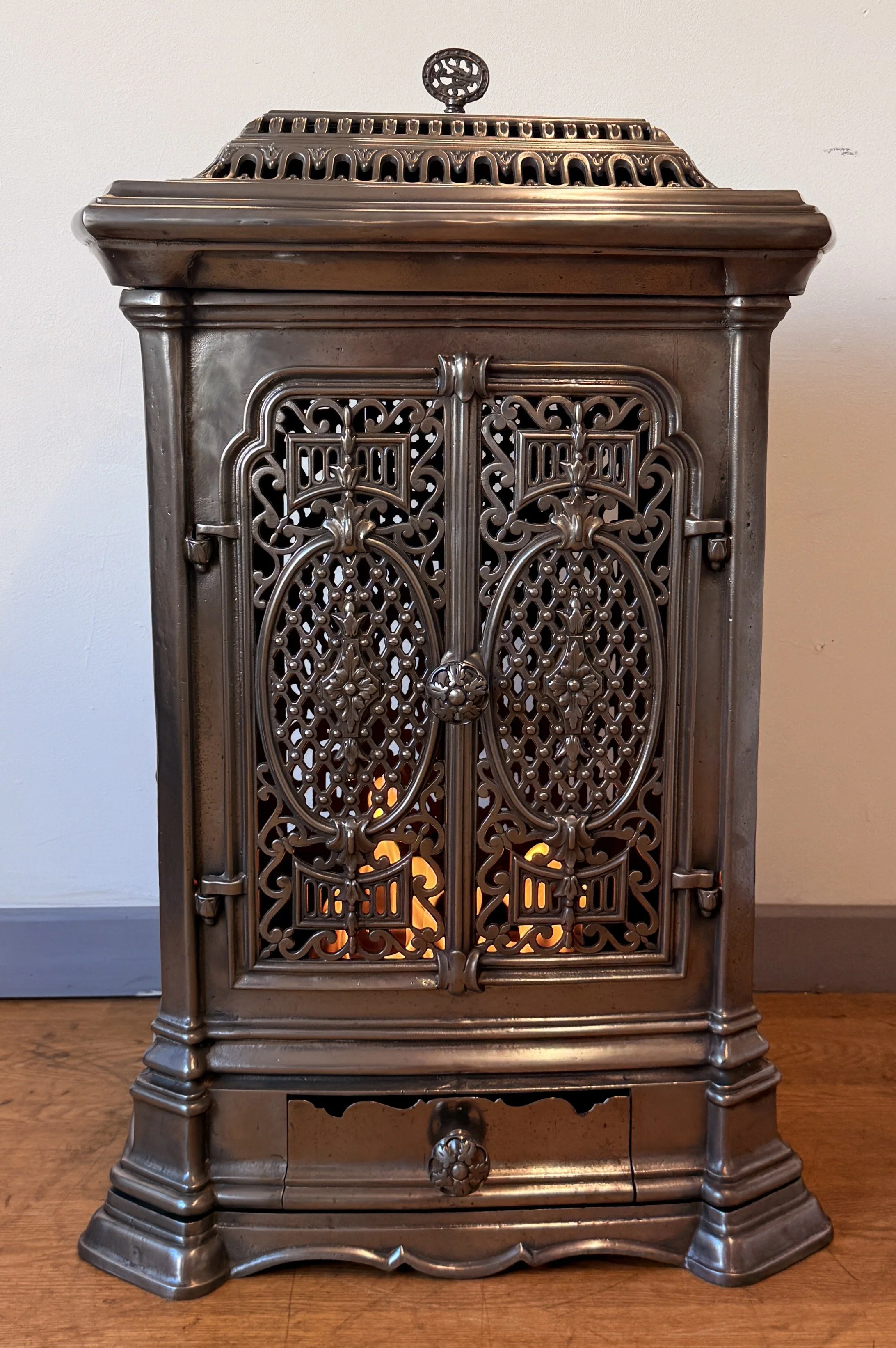 Front view showing flames of a Nestor Martin Bioethanol French Fire