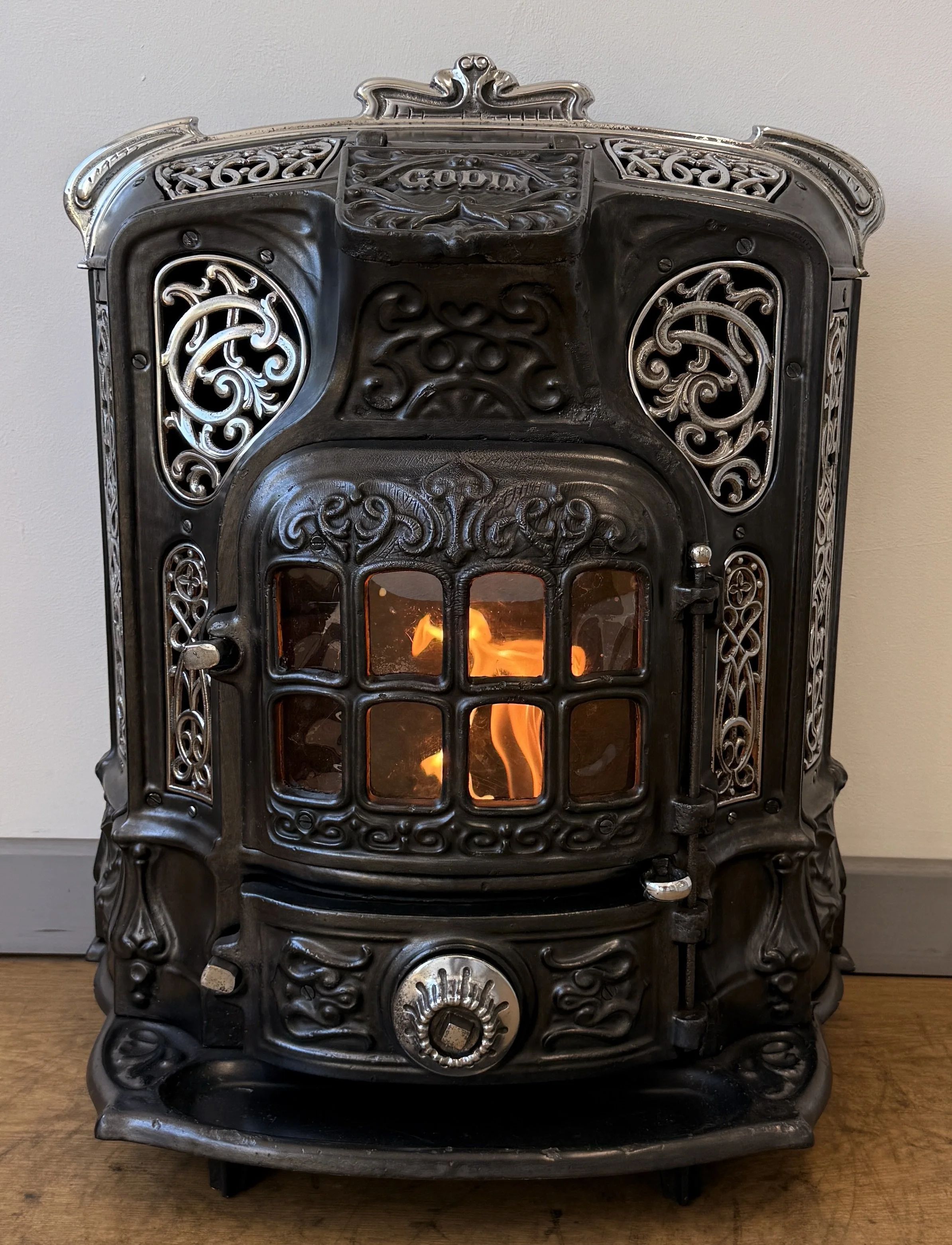 Front view with flames of a Godin Salamandre converted to burn Bioethanol.