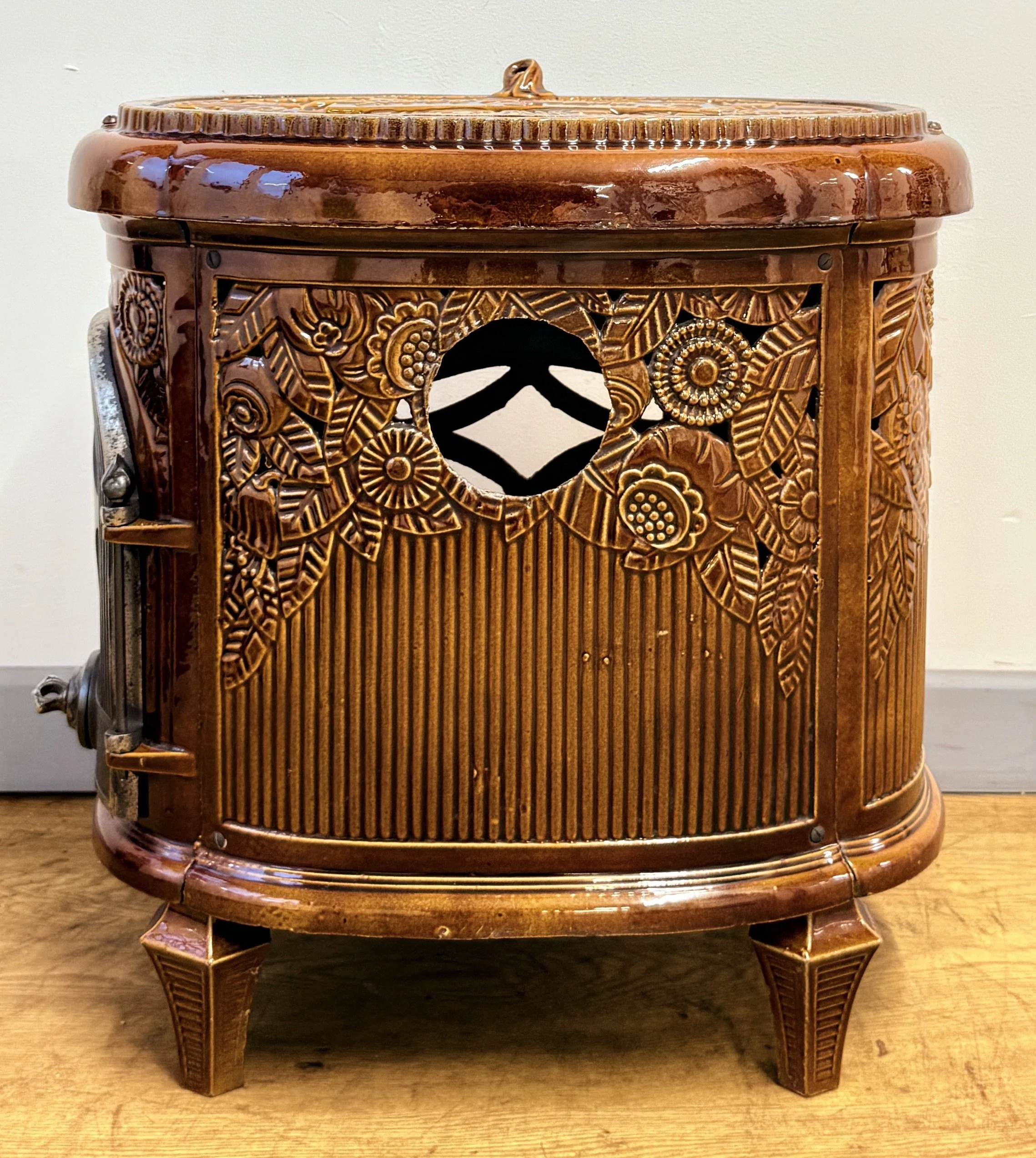Back view of honey brown Deville Le Non Pareil stove