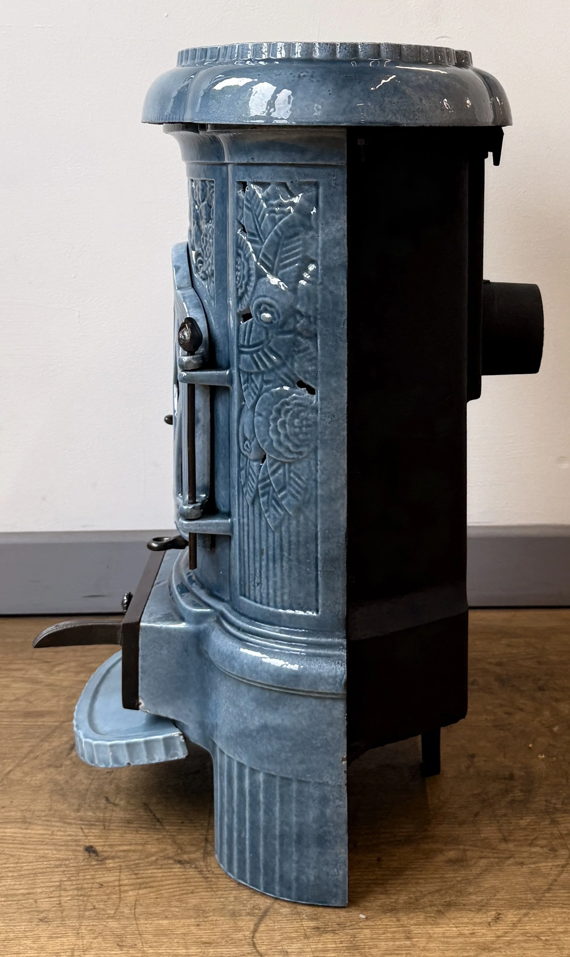 Side view of Deville Lilyver