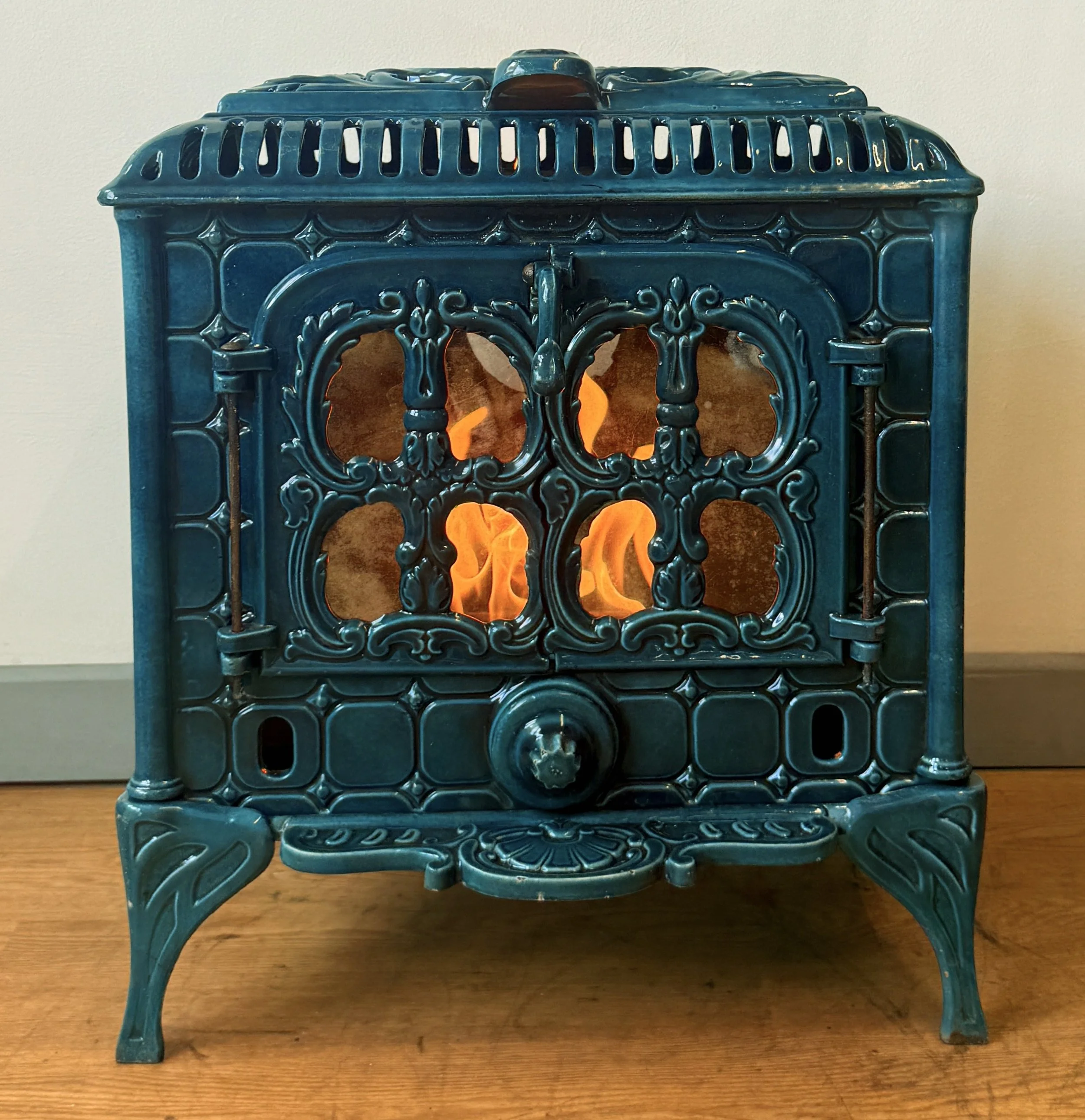 Front view with bioethanol fire burning of a Perfector stove