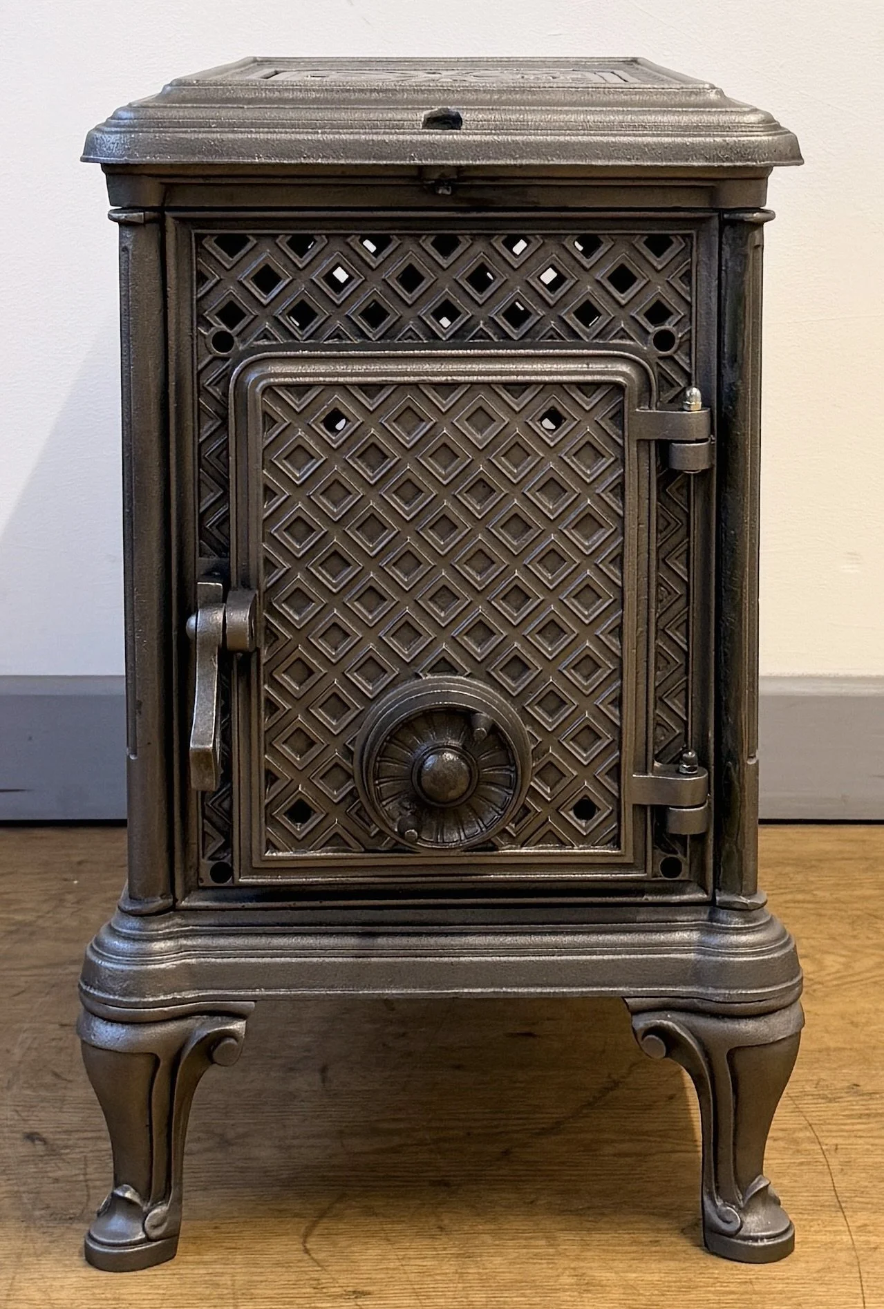 Side view of Le Forestier with door