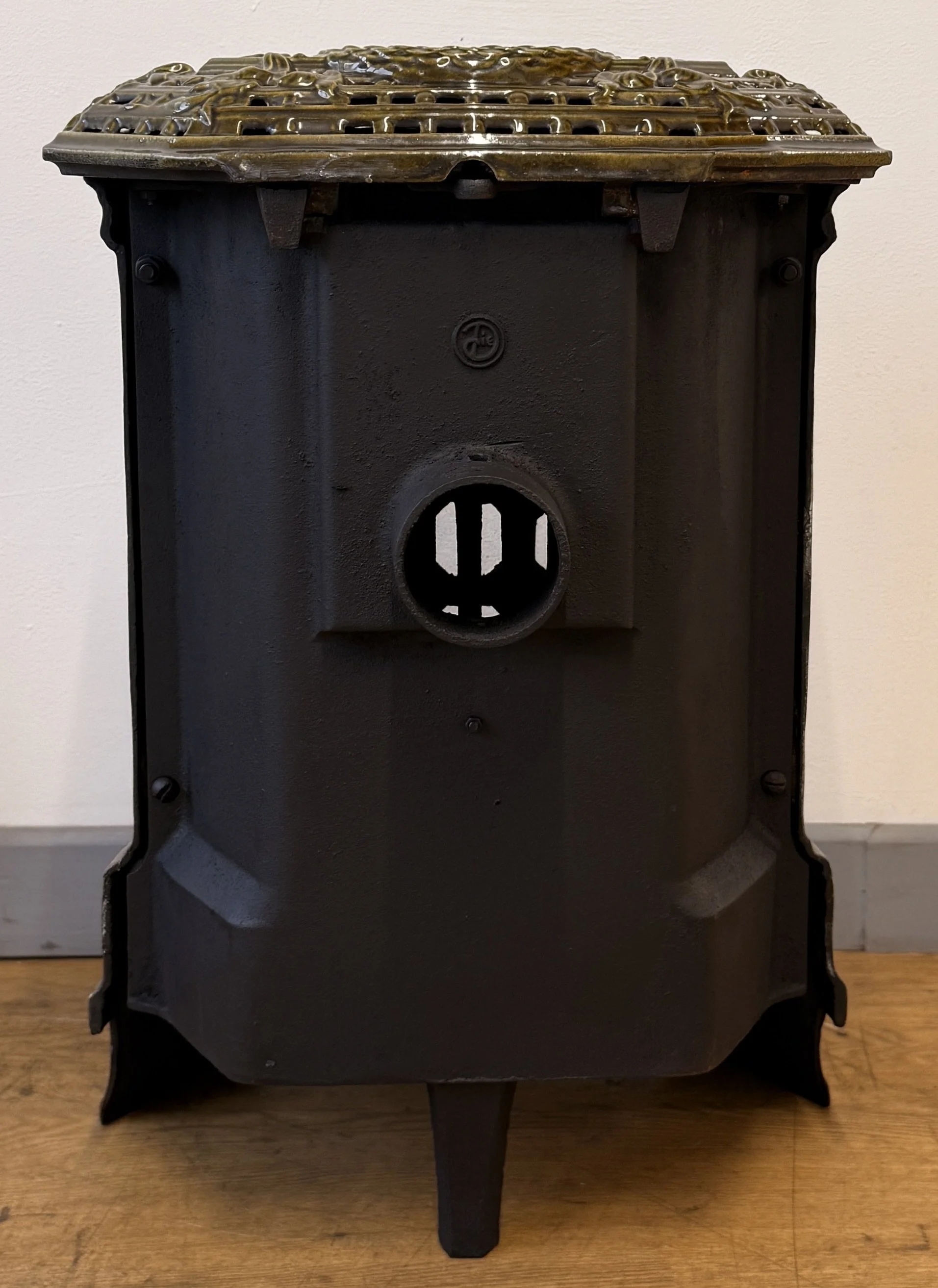 Rear view of Deville Lily