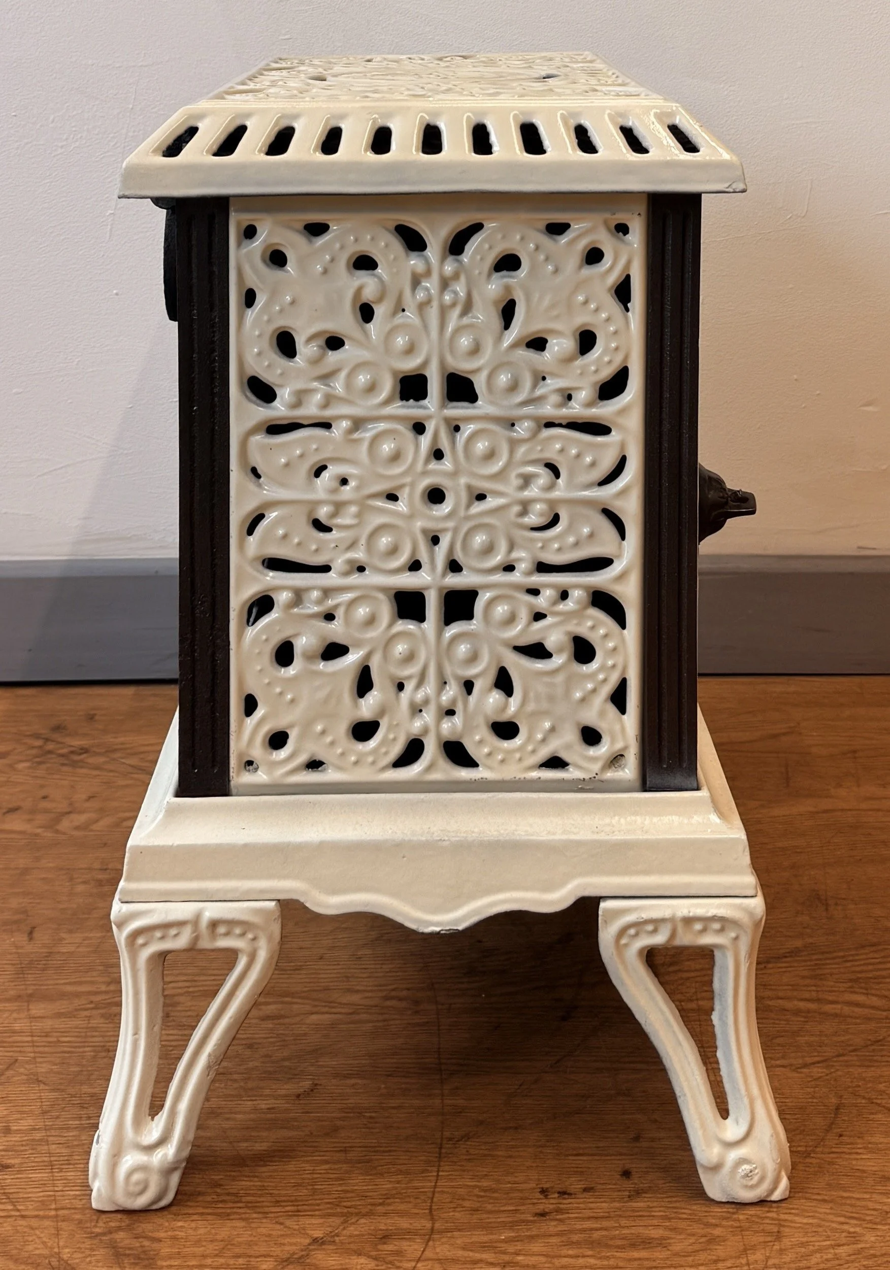 SIde view of Paisley design on vintage stove
