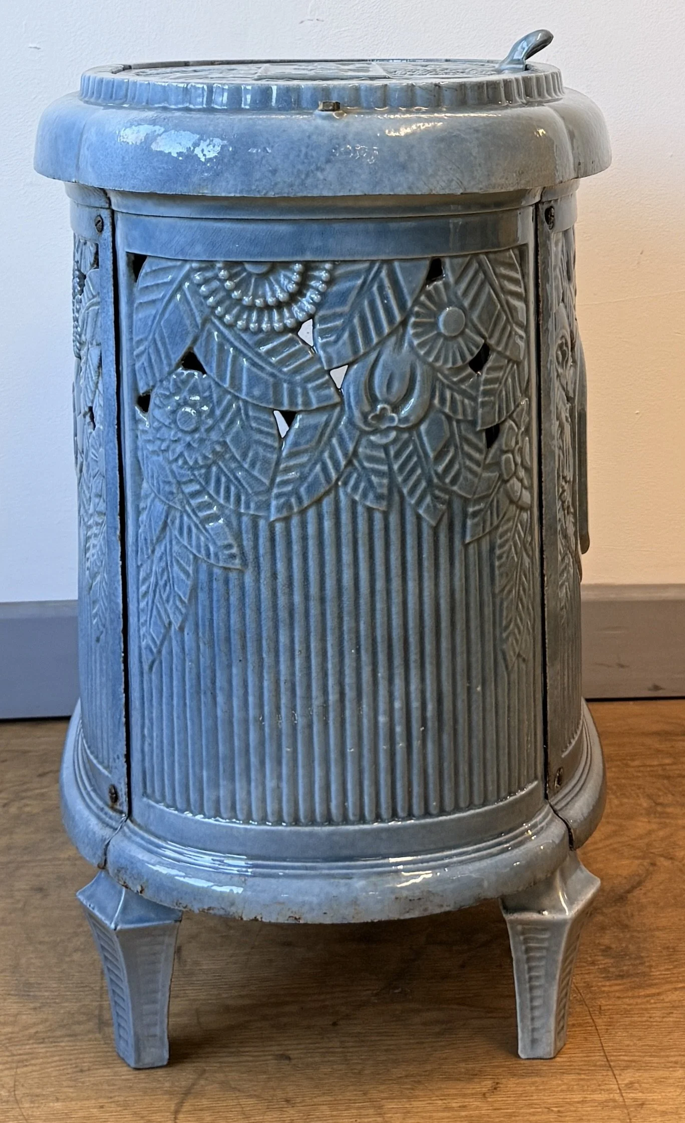 Side view of Le Non Pareil Stove