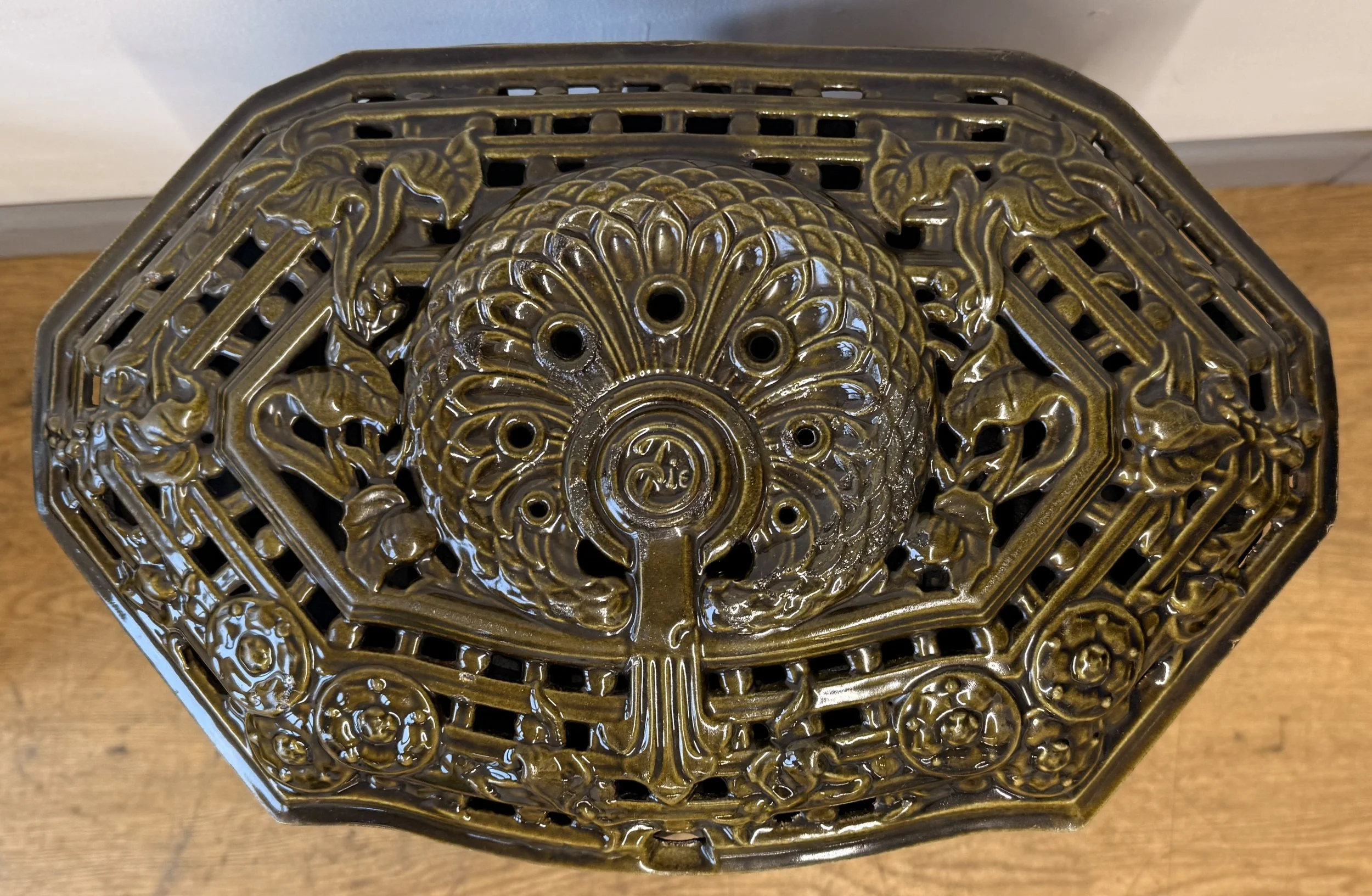 Decorative lid on cast iron stove