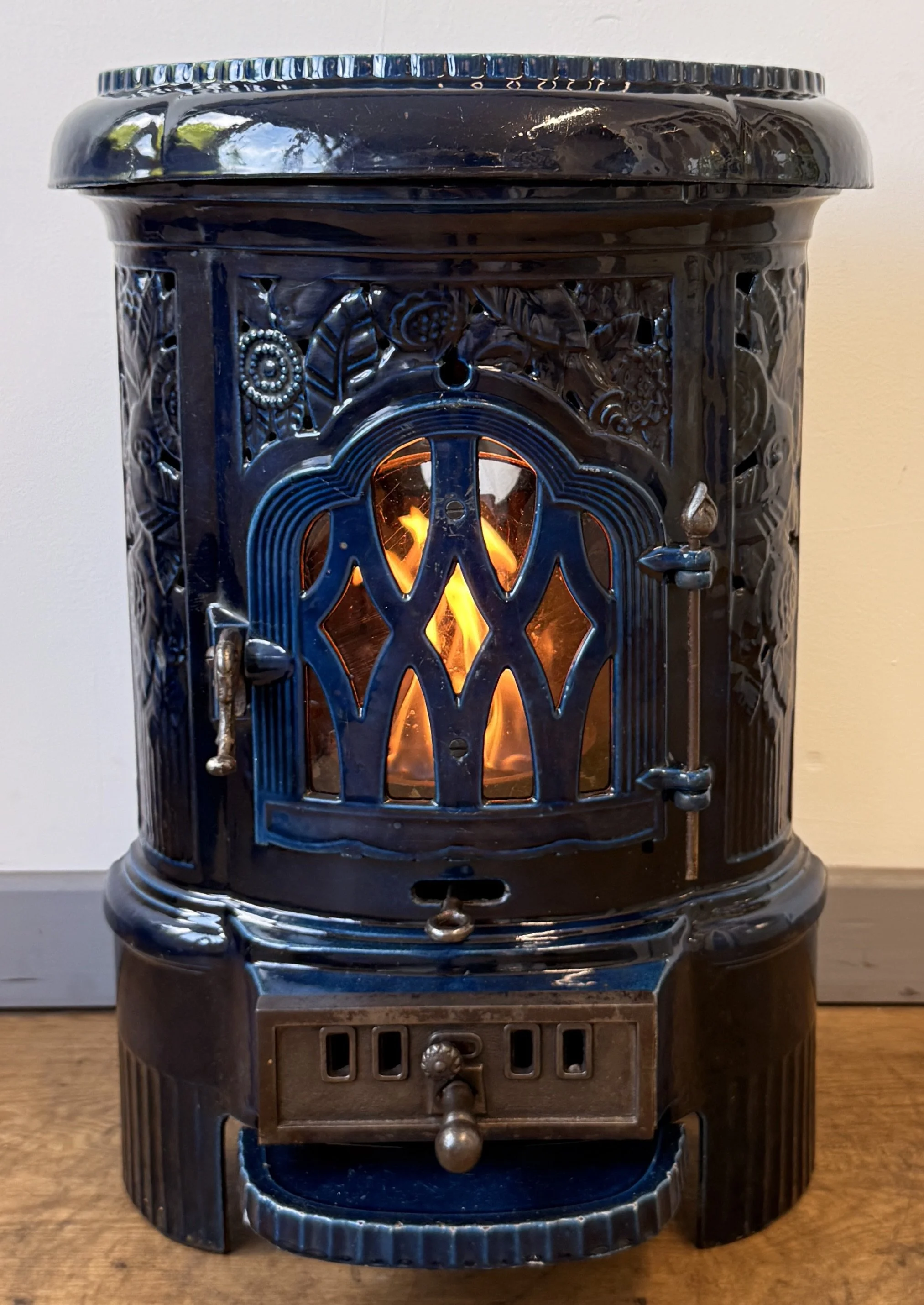 Front view with fire of Antique French Bioethanol Stove