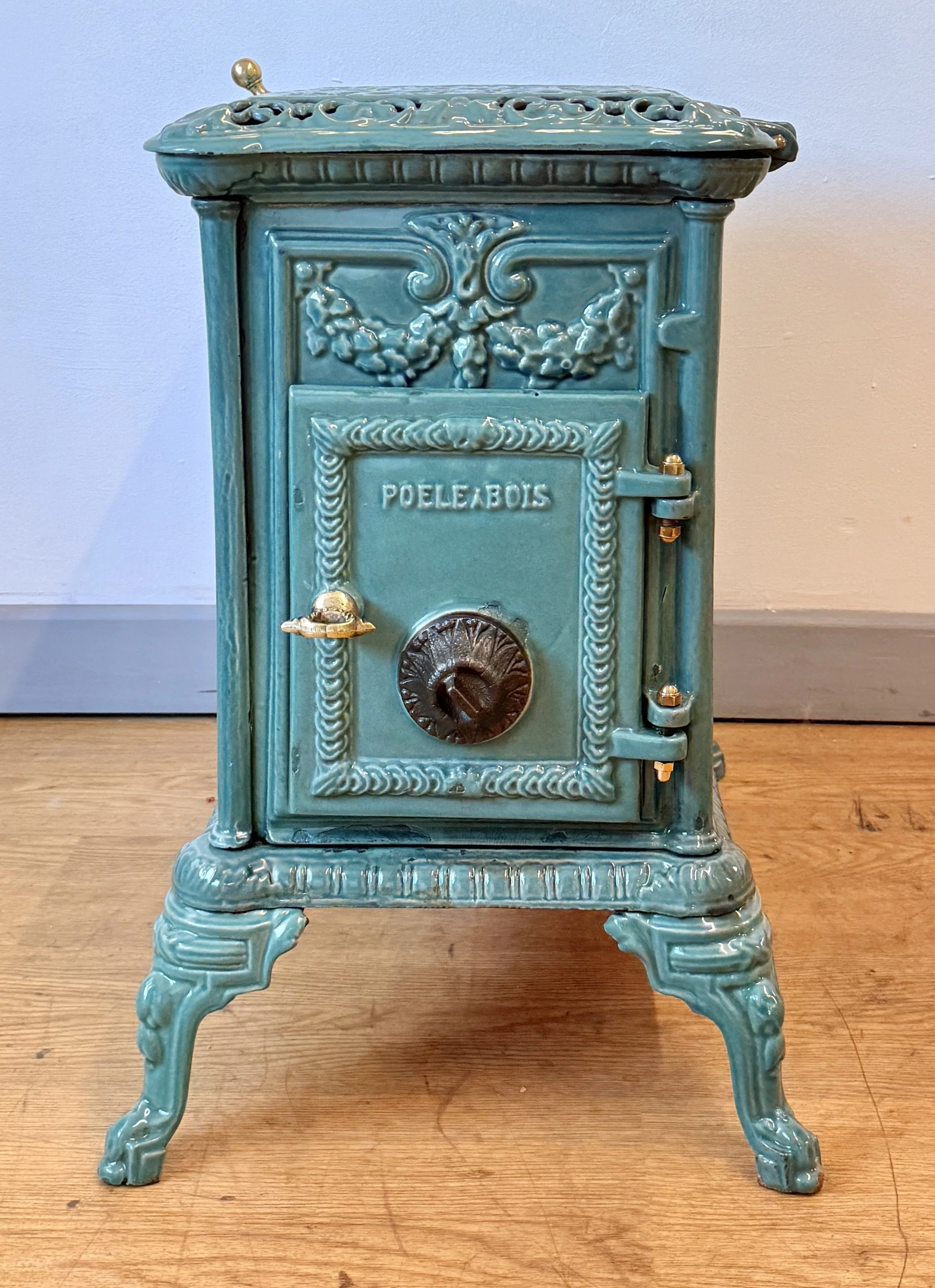 Door vei of cast iron stove