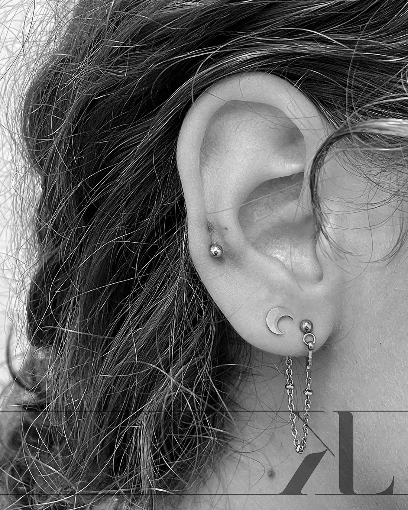 Mid-helix piercing
.
.
.
.
.
.
.
.
#helix #helixpiercing #midhelix #midhelixpiercing #earpiercing #labretpiercing #titanium #titaniumpiercing #titaniumjewelry #piercing #piercingbrno #lktattoopiercing