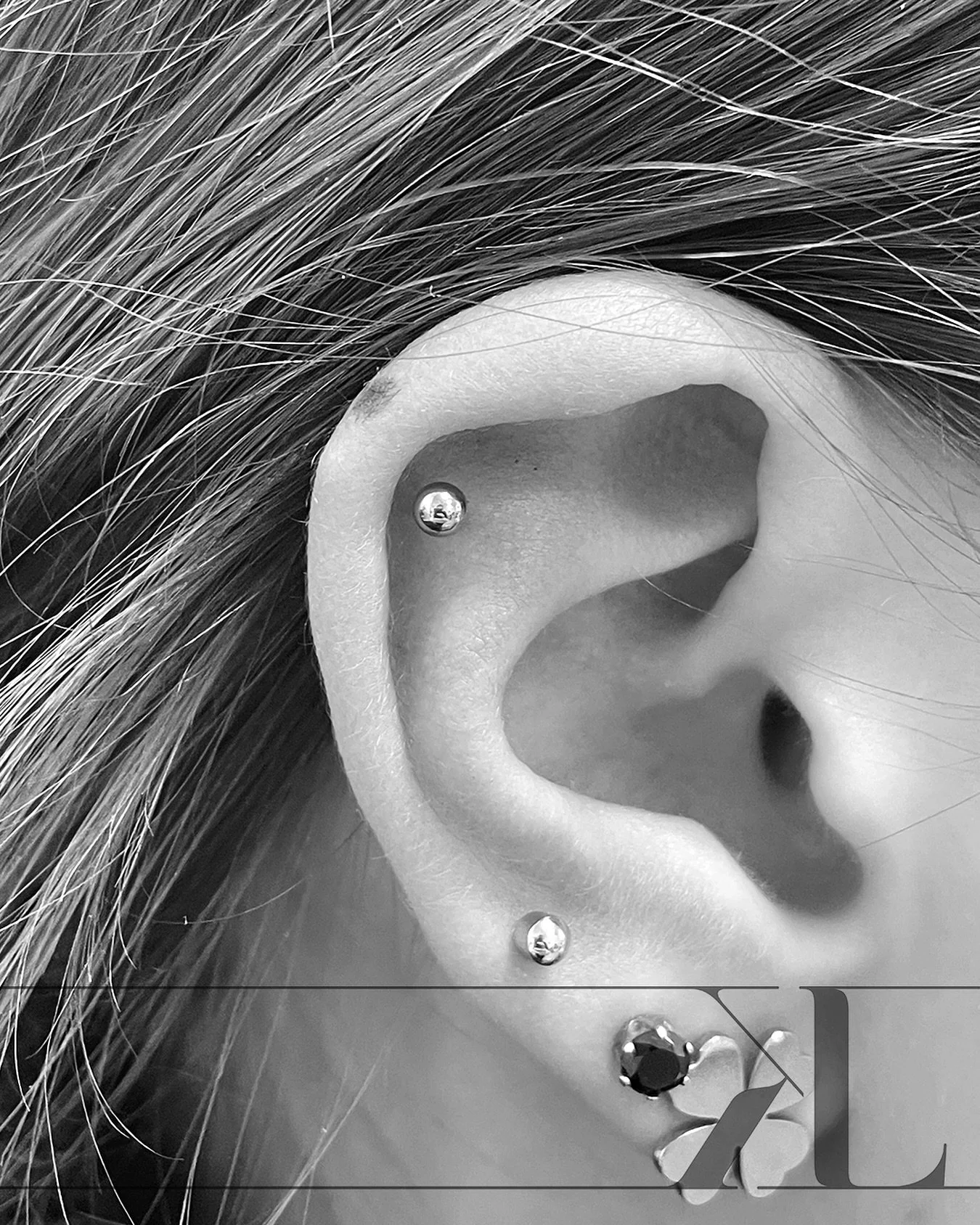 Helix piercing 🤍
.
.
.
.
.
.
.
.
#helixpiercing #helix #earpiercing #piercing #titanium #titaniumjewelry #titaniumpiercing #labretpiercing #piercingbrno #lktattoopiercing