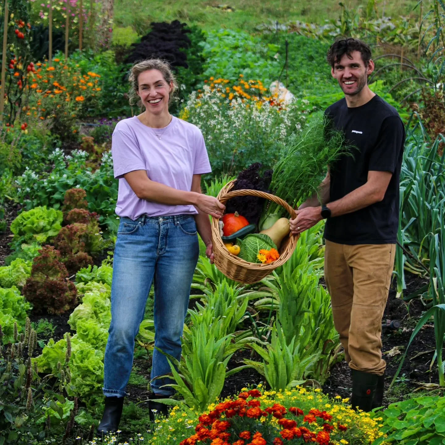 Blije groenteboeren in een herfstige groentetuin 🎃🌻🕷

Nog 5 weken te gaan, maar wat een tuinseizoen hebben we so far gehad! ✨️

Het teeltplan waar Kirsten in de winter op heeft zitten broeden komt zowel qua looks als productiviteit mooi uit de ver
