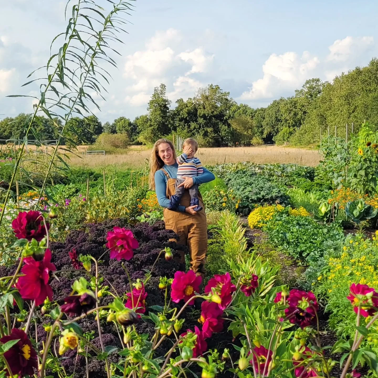 Boertje Jibbe in 2025 💛

Van 0.5 naar 1.5 jaar! Van altijd maar getild worden, naar de eerste stapjes zetten, zelf over de houtsnippers kruipen en uiteindelijk volledig de dienst uitmaken met de kruiwagen 😎.

Veel van onze groentes werden eerst eve