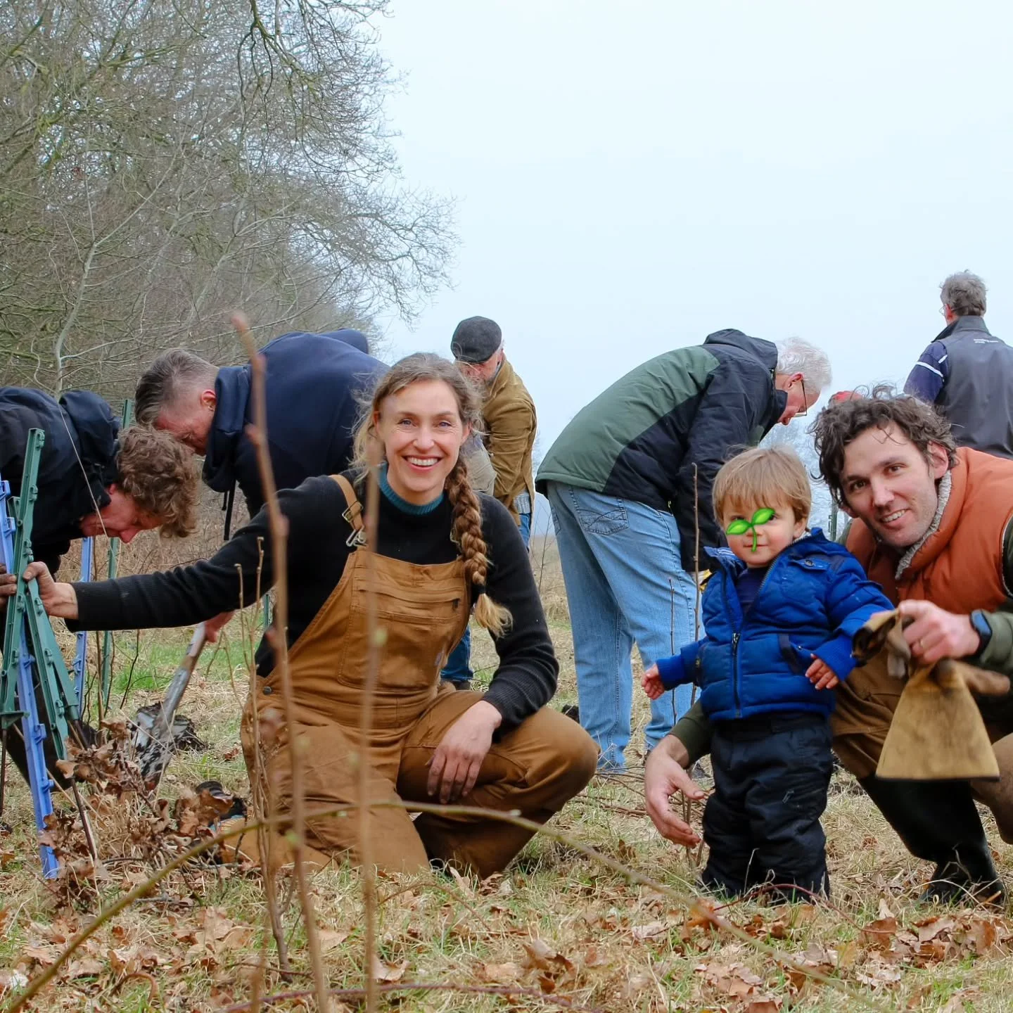 Mooie bomenplantdagen achter de rug! 🍂🍀

Na verschillende weekenden vol hulp staat al het plantgoed voor dit jaar erin, ruim 600 stuks inheemse boompjes en struikjes. Hazelaars, elzen, kersen, winterlinde, tamme kastanjes, populier, pruimen, berken