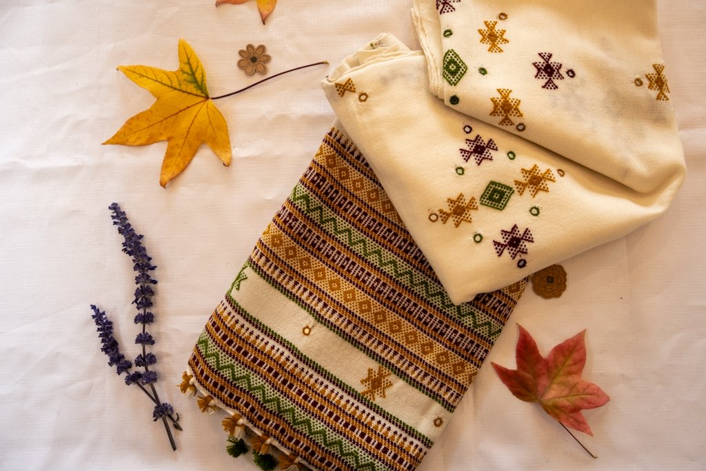 Handwoven Bhujodi Wool Shawl – Ivory with Multicolour Kutch Motifs & Borders