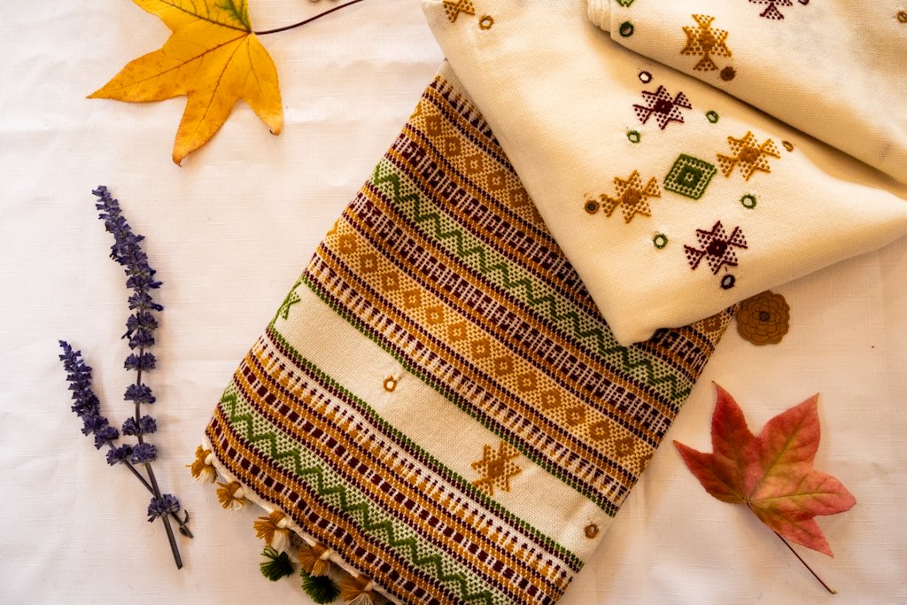 Handwoven Bhujodi Wool Shawl – Ivory with Multicolour Kutch Motifs & Borders