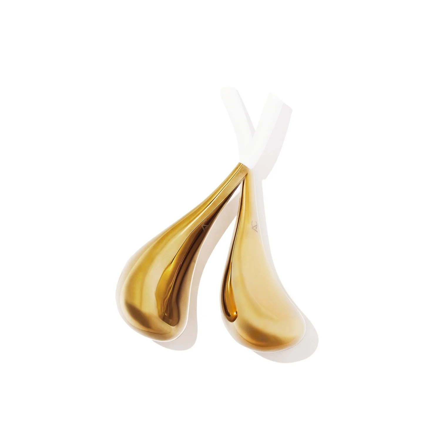 Featured in @ELLEusa&rsquo;s &ldquo;25 Chic Mother&rsquo;s Day Gifts You Can Find on Amazon&rdquo;, the @angelacagliaskincare Gold Cryo Facial Set helps boost circulation and reduce puffiness. #AngelaCaglia