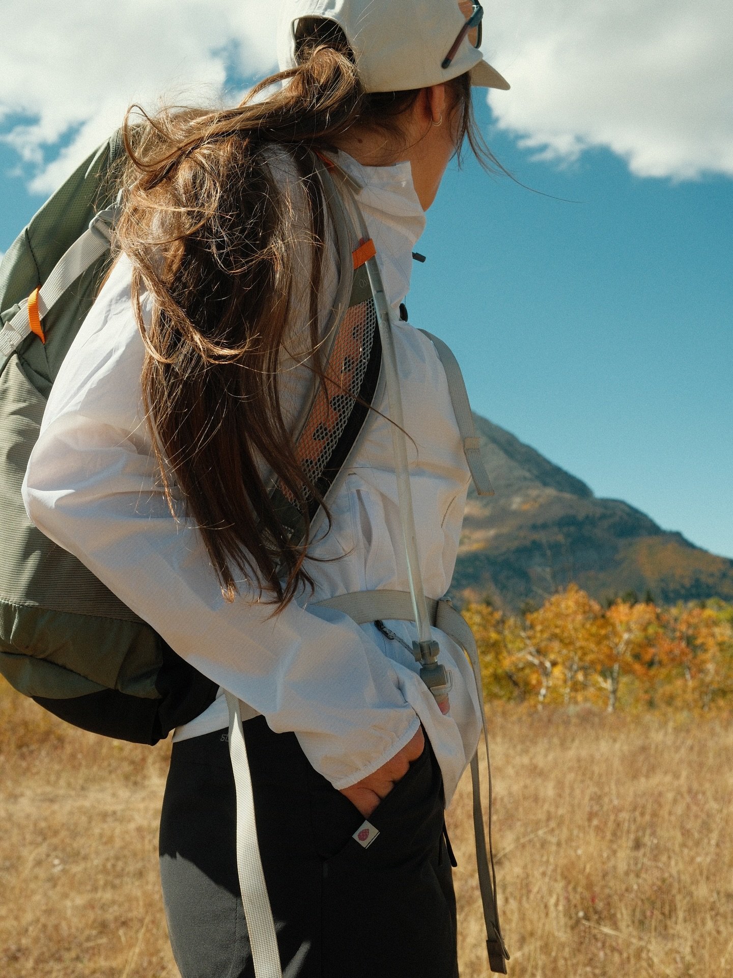 Snow was falling in Utah yesterday, what a great way to reminisce last weeks hike through the golden mountains of Utah 🍃🍁🍂⛰️ 

Geared up in @stio - use SARAHT15 for 15% off your own fall/winter adventures. 
&bull;
&bull;
#stio #lettheoutsidein #ou