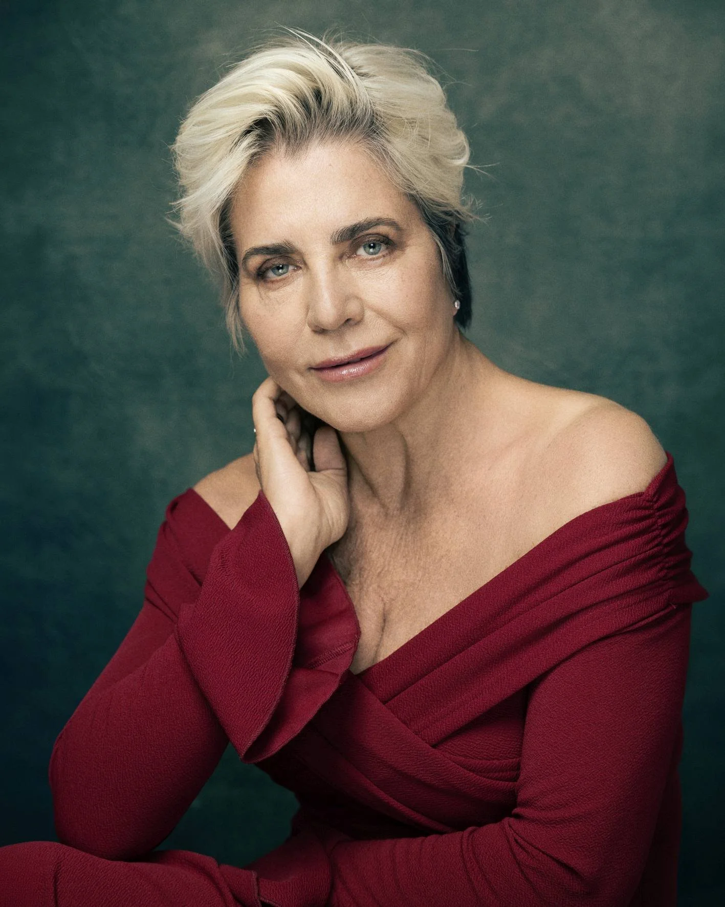 Ritratto professionale elegante con styling editoriale.