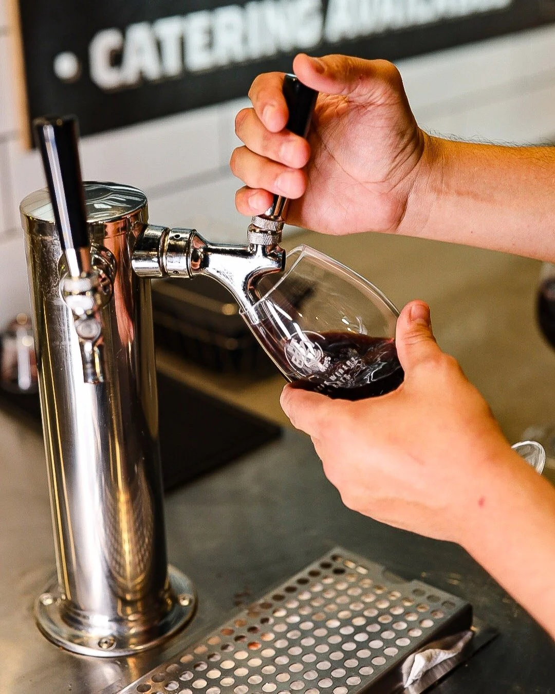 Locally-made wine on tap? Say less.🍷 

You'll find DRINK EEZY Wines on tap at @thehangryherd, along with other great beverages and delicious BBQ.