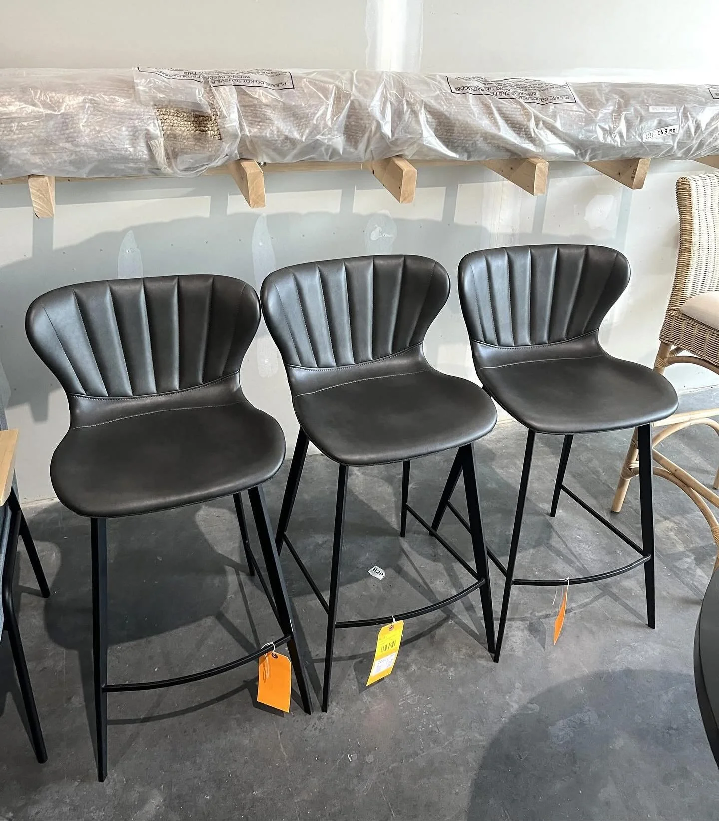 ⭐️Luxury Home Decor for Wholesale Prices or LESS!⭐️
Every Friday only at Model  Home Clearance Center
📍4754 Arcadia Dr, Suite 110, Frederick, MD
This is your chance to shop exclusive, high-end pieces at wholesale prices or even less!
🛋Famous Name B