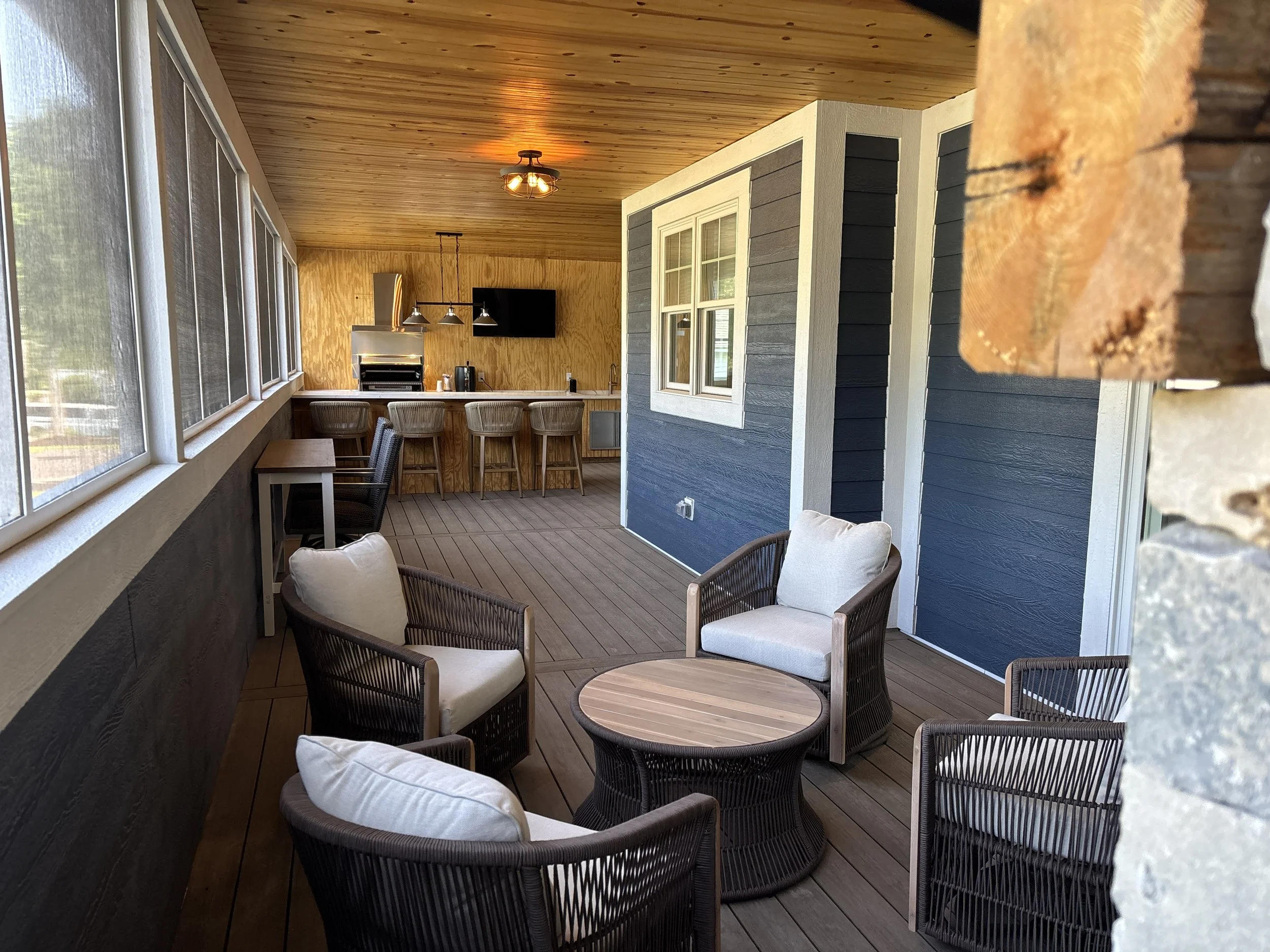 Furnished screened porch.jpeg