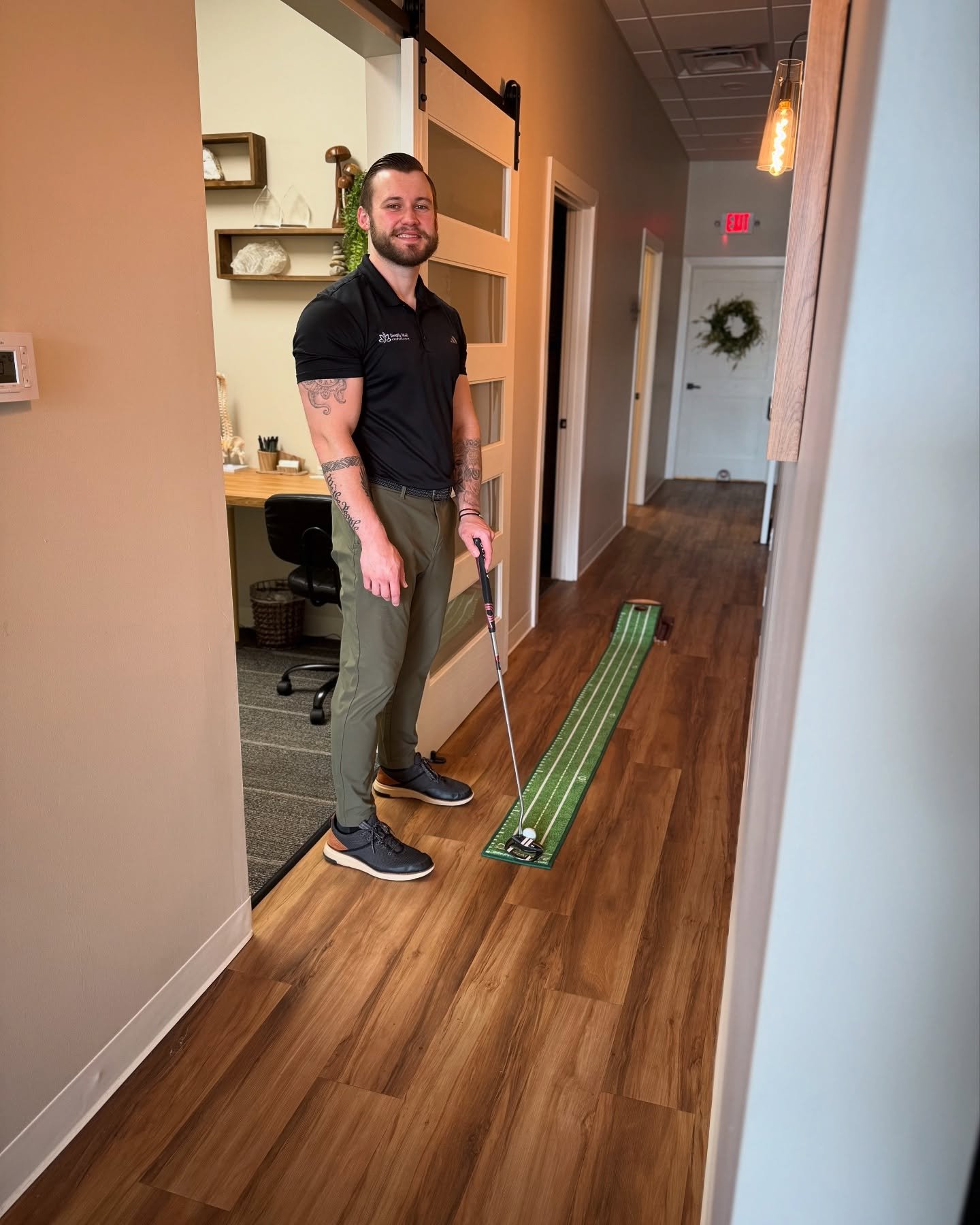 ⛳️ Post-adjusting putting practice in full swing!
Dr. Austin&rsquo;s warming up in the hallway after everyone&rsquo;s feeling aligned and ready to tee off 😄

Don&rsquo;t forget to enter this month&rsquo;s giveaway!
🌟🌟We&rsquo;re giving away a roun