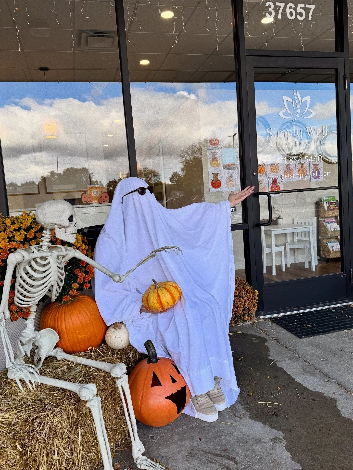 Turns out good posture isn&rsquo;t just for the living 😉
Even our spooky friends know a good adjustment when they see one! 💀✨
Stop by and see why every body feels better at Simply Well. 🎃

#SimplyWellChiropractic #LivoniaChiropractor #PlymouthChir