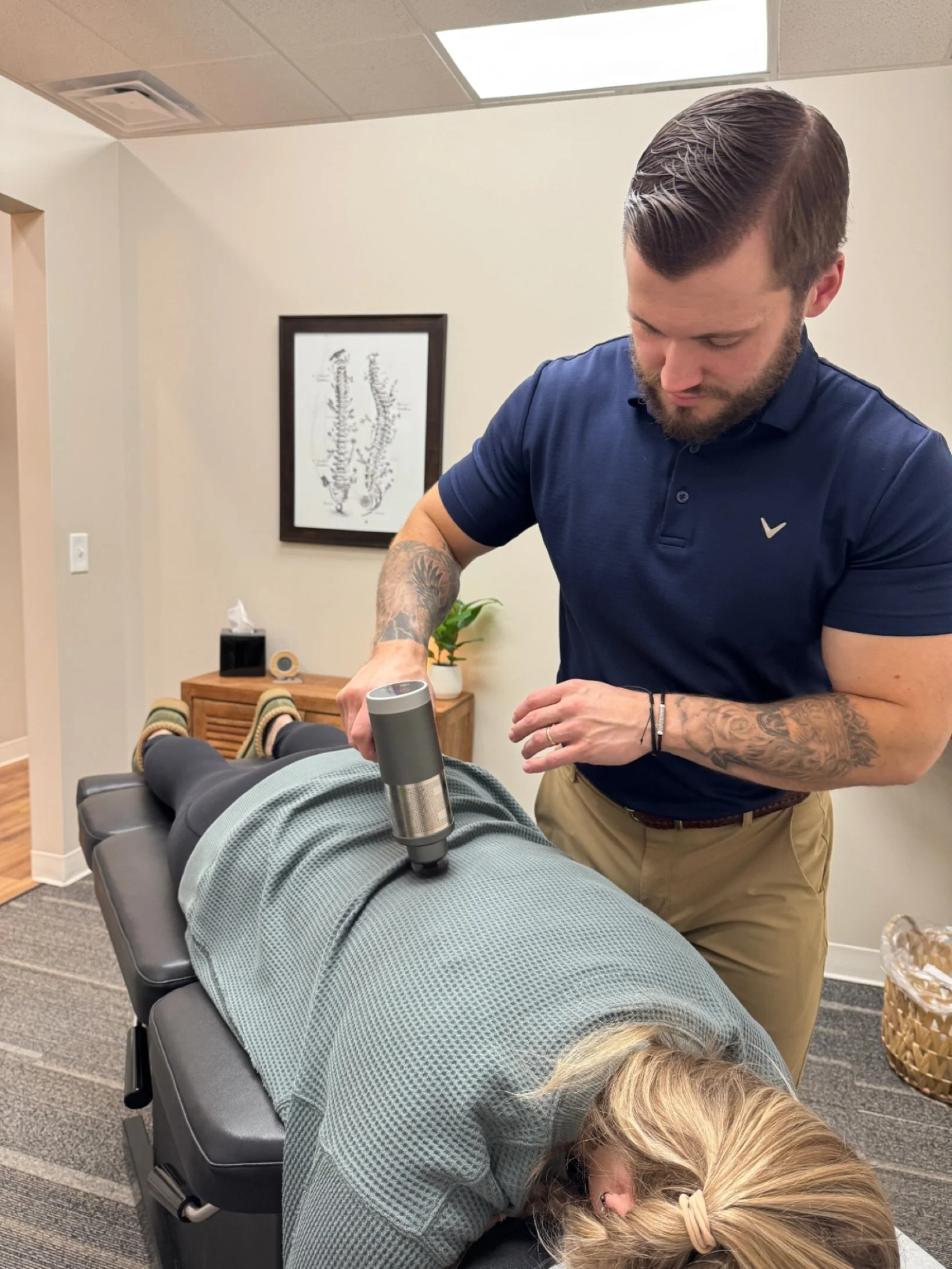 Anyone else feeling that daylight savings fog? 😴
This time of year can throw your rhythm off!Your sleep, energy, and even how your body feels.
A gentle reset with chiropractic care helps your nervous system recalibrate, so you can move through the w