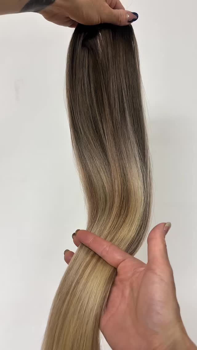 ASMR weft prep • Almost all of my extension clients have blonde extensions or dark virgin hair extensions that I customized completely.
I always start by clarifying and usually follow with Malibu.
I use permanent color to to create the custo