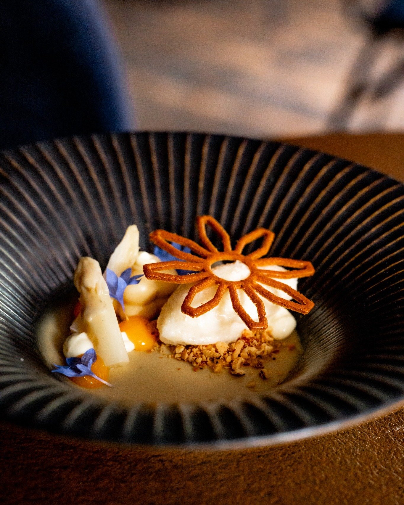 ASPERGE FLAN
Zacht, fris en net even anders.

Een seizoensspecial die alles in zich heeft:
asperge, citrus, ijs, crunch, en voor wie wil, een stukje zalm erbij.
&rarr; Alleen nu. Buiten de kaart om.

Lekker weekend!

#bistrodekoetsier #asperges #seiz