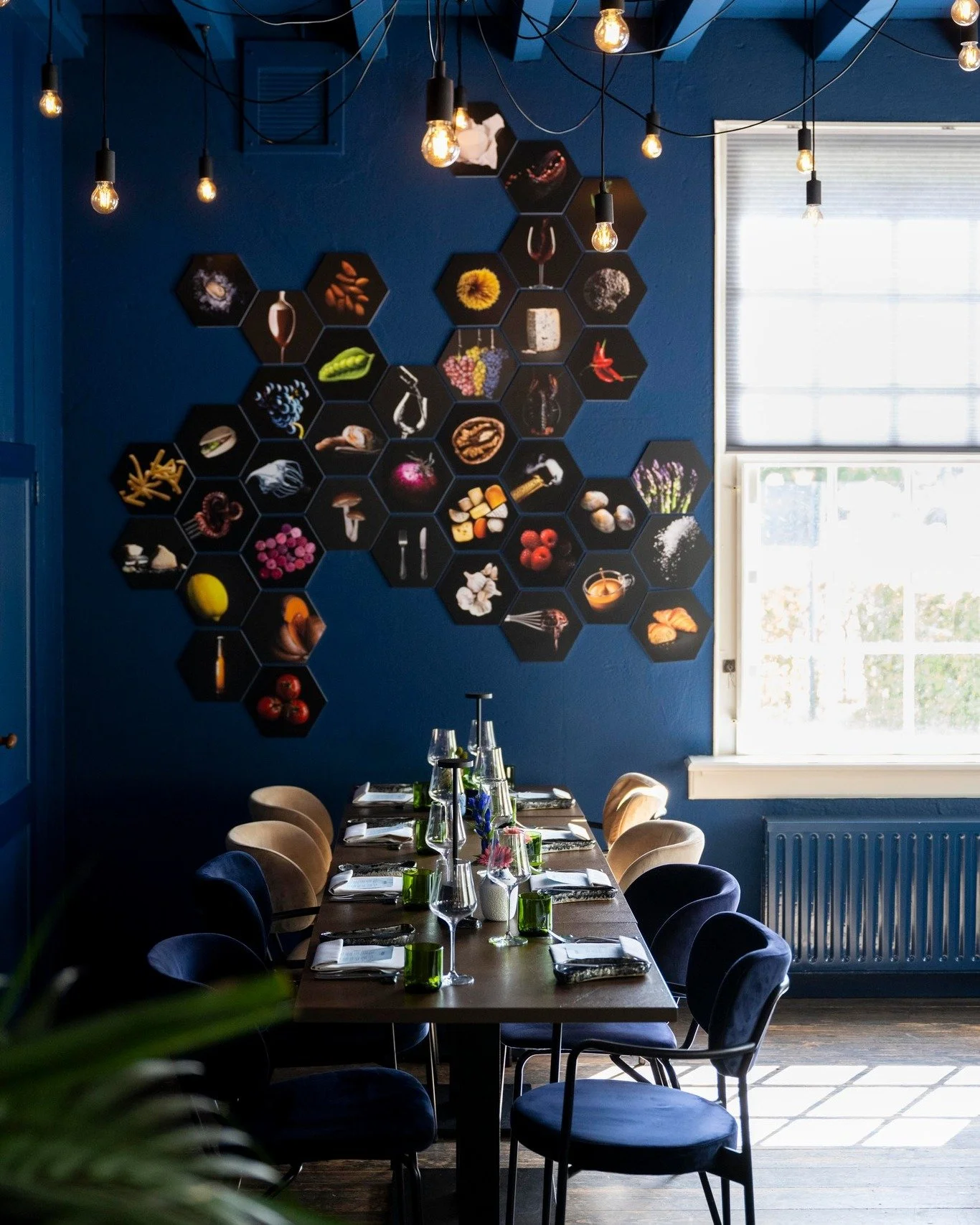 Wegens besloten gezelschappen zijn we vandaag (donderdag) en zaterdag tijdens de lunch gesloten. ’s Avonds staan we natuurlijk gewoon weer voor je klaar.
Reserveer je tafel via de site, we zien je graag.
#bistrodekoetsier #lunchgesloten #beslo