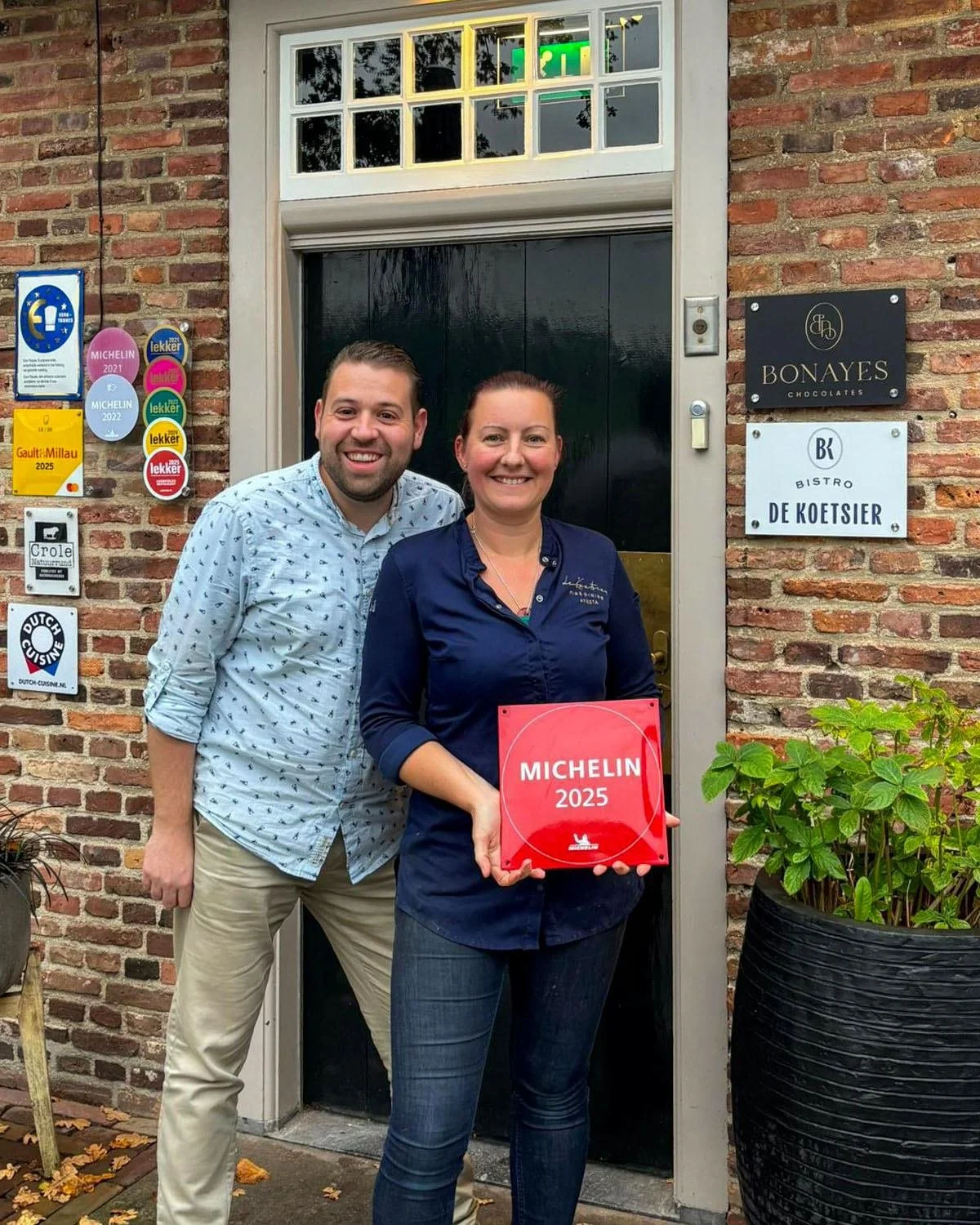 Het rode bordje hangt weer op z’n plek. Dank aan @hanos_nl  voor het mogelijk maken van deze traditie en aan jullie, onze gasten, voor het blijven kiezen voor een avond bij ons aan tafel.
Zaterdagavond in Boxtel. Zin in iets goeds?
Wij zijn er