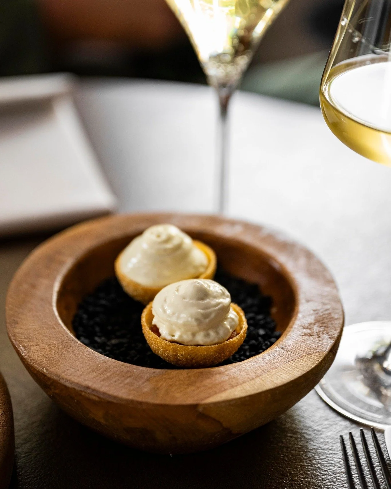 Onze pani puri, gevuld met kweepeer-pickle en schuim van blauwe kaas is zo'n bite die je avond goed begint.
Spannend. Elegant. En stiekem gewoon verslavend lekker.
Vanavond proeven?
#bistrodekoetsier #panipuri #startgoed #boxtel #dinerboxtel #culin