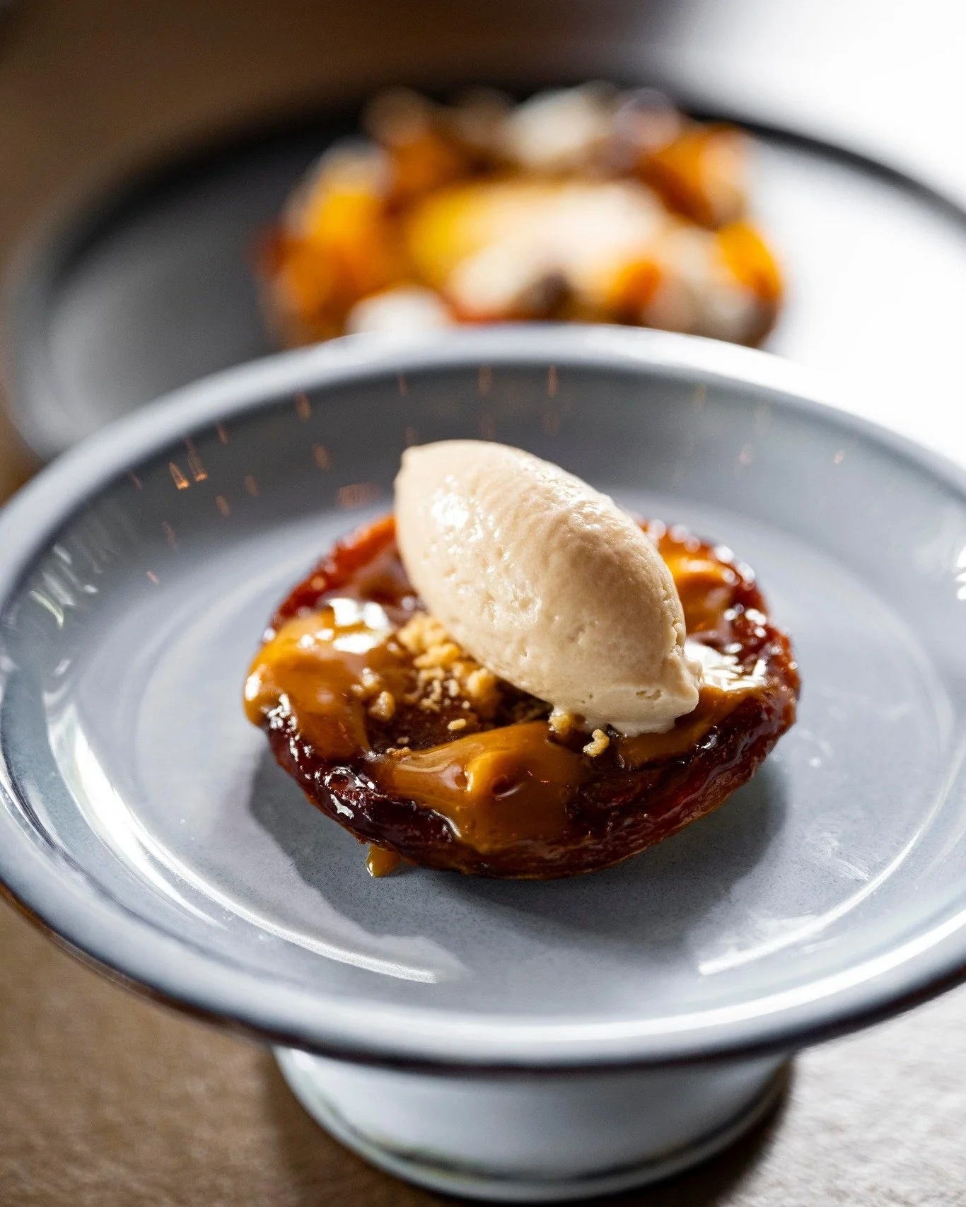 TARTE TATIN
Appel, karamel, tonkaboon-ijs.

Warm, zacht, licht kruidig en precies wat je weekend nodig heeft.
Sluit je zaterdag goed af. Of begin de avond gewoon alvast zoet.
We zijn er vanavond. Jij ook?

#bistrodekoetsier #weekendgenieten #dessertt