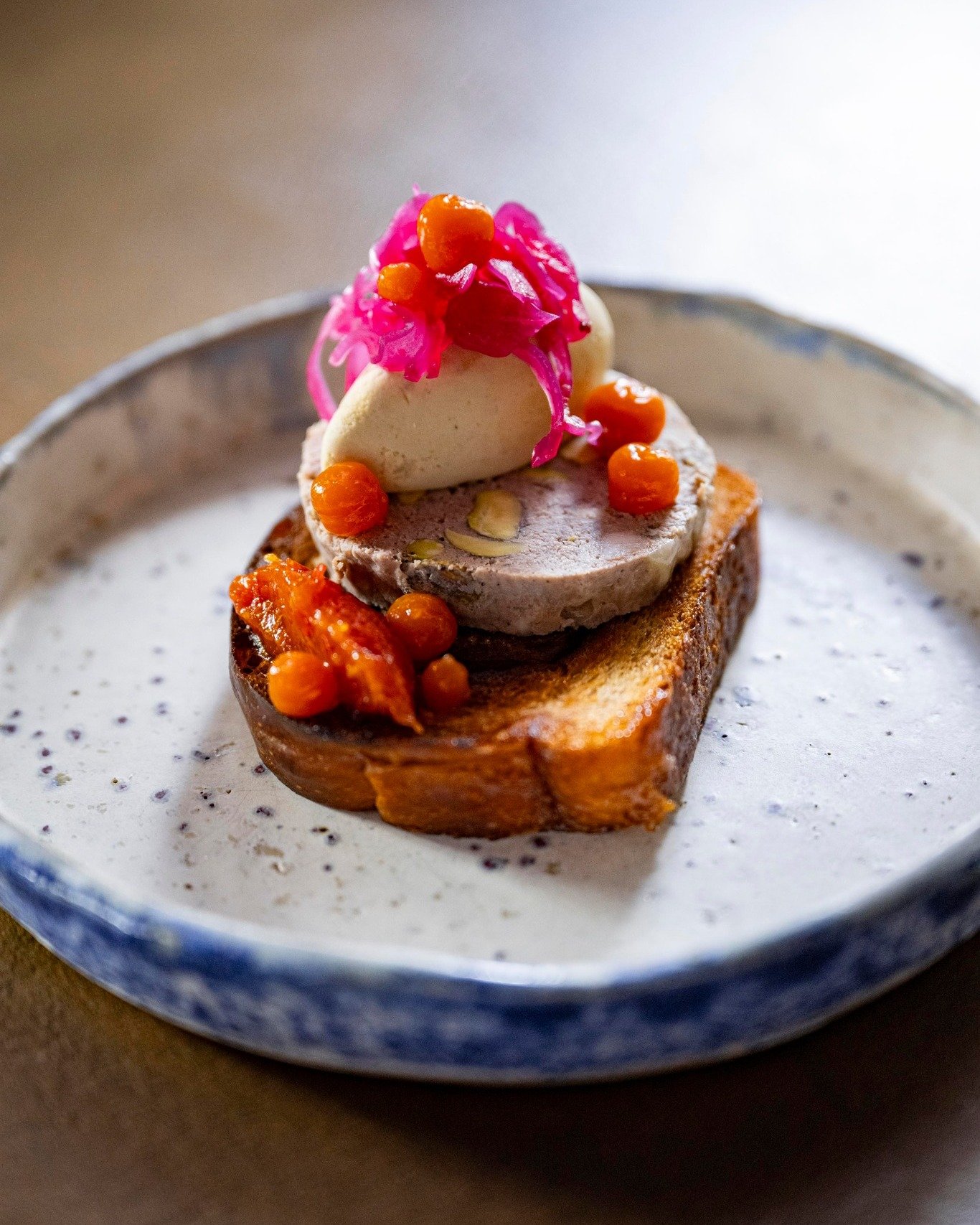 Onze pat&eacute; de canard is allesbehalve klassiek. Eendenpat&eacute; met suikerbrood, eendenlevermousse, rozenbottelcr&egrave;me en rodekool zoetzuur. Zacht, rijk, fris en een tikje brutaal. Vanavond op tafel? Jij zegt het maar.

#bistrodekoetsier 