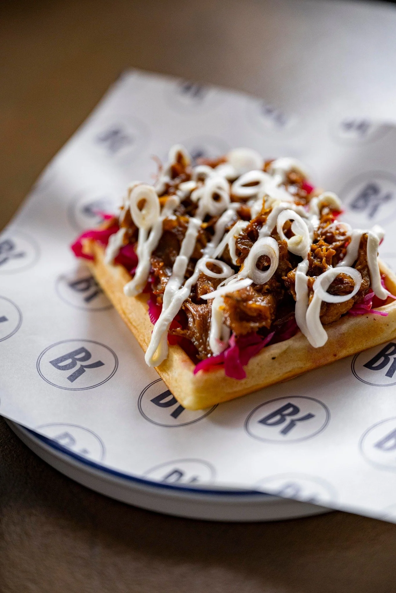 DONDERDAGLUNCH? 
Boneless ribs op een wafel, met BBQ-lak, cr&egrave;me fra&icirc;che, zoetzure rodekool en bosui.
Lunch dus. Maar dan Koetsier-stijl.
Zien we je straks?

#donderdaglunch #lunchbijdekoetsier #boxtel #bonelessribs #bistrodekoetsier #cul