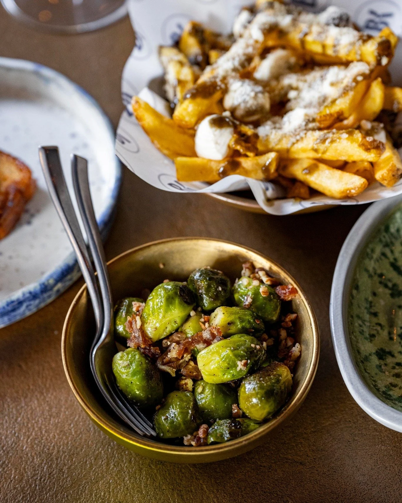 Spruitjes, maar dan bistrowaardig.
Met gerookte amandel en dadel.
Een klein gerecht met grote smaken.
Perfect als side, of gewoon voor jezelf.

#bistrodekoetsier #boxtel #spruitjesmaaranders #culinairboxtel #herfstgerecht