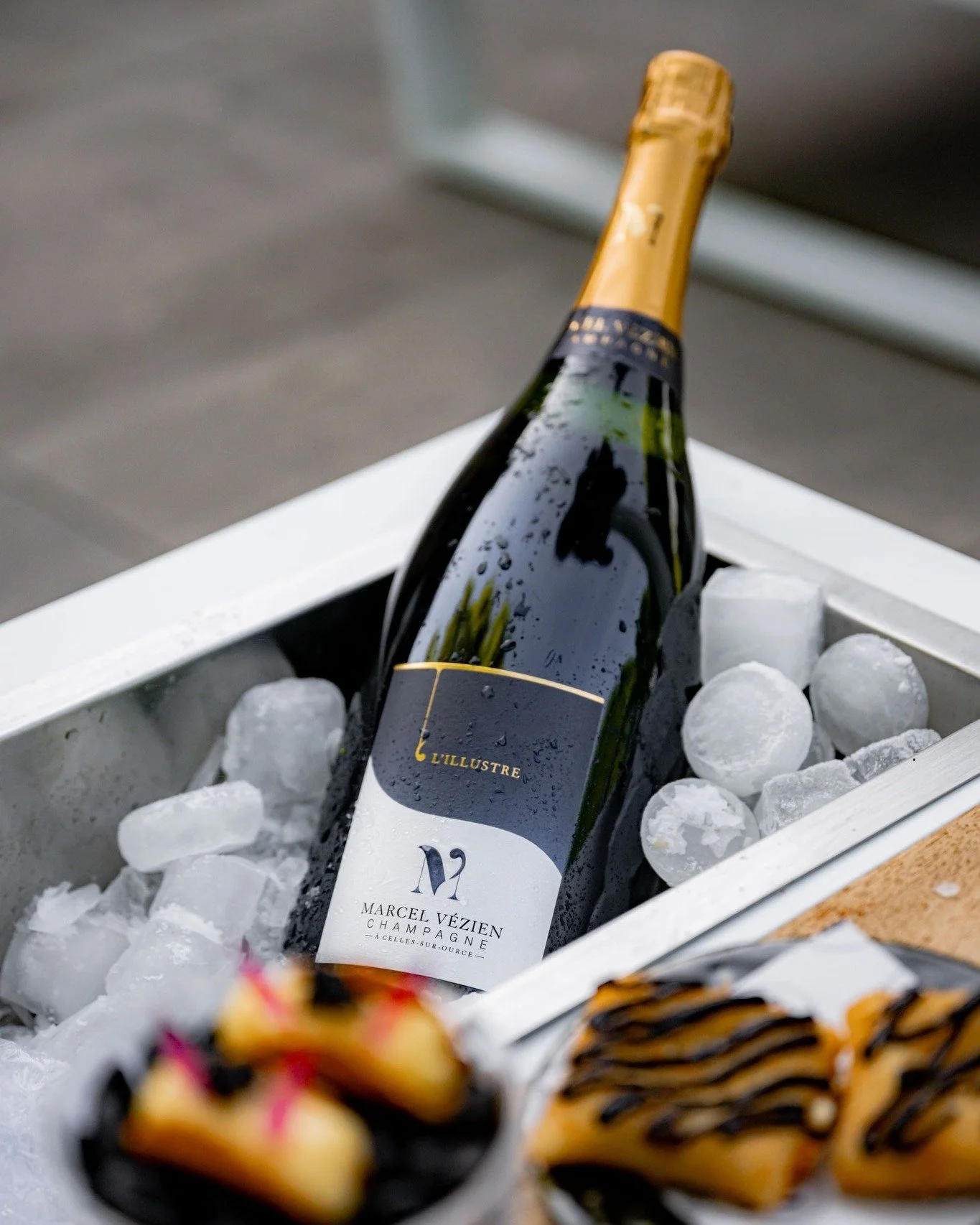 Op naar een nieuw jaar vol gevulde tafels, mooie gesprekken en lange avonden. Dank aan iedereen die dit jaar met ons aan tafel schoof voor lunch, diner, events, gesprekken en herinneringen.

We wensen je een sprankelend, gezond en smaakvol 2026 toe. 