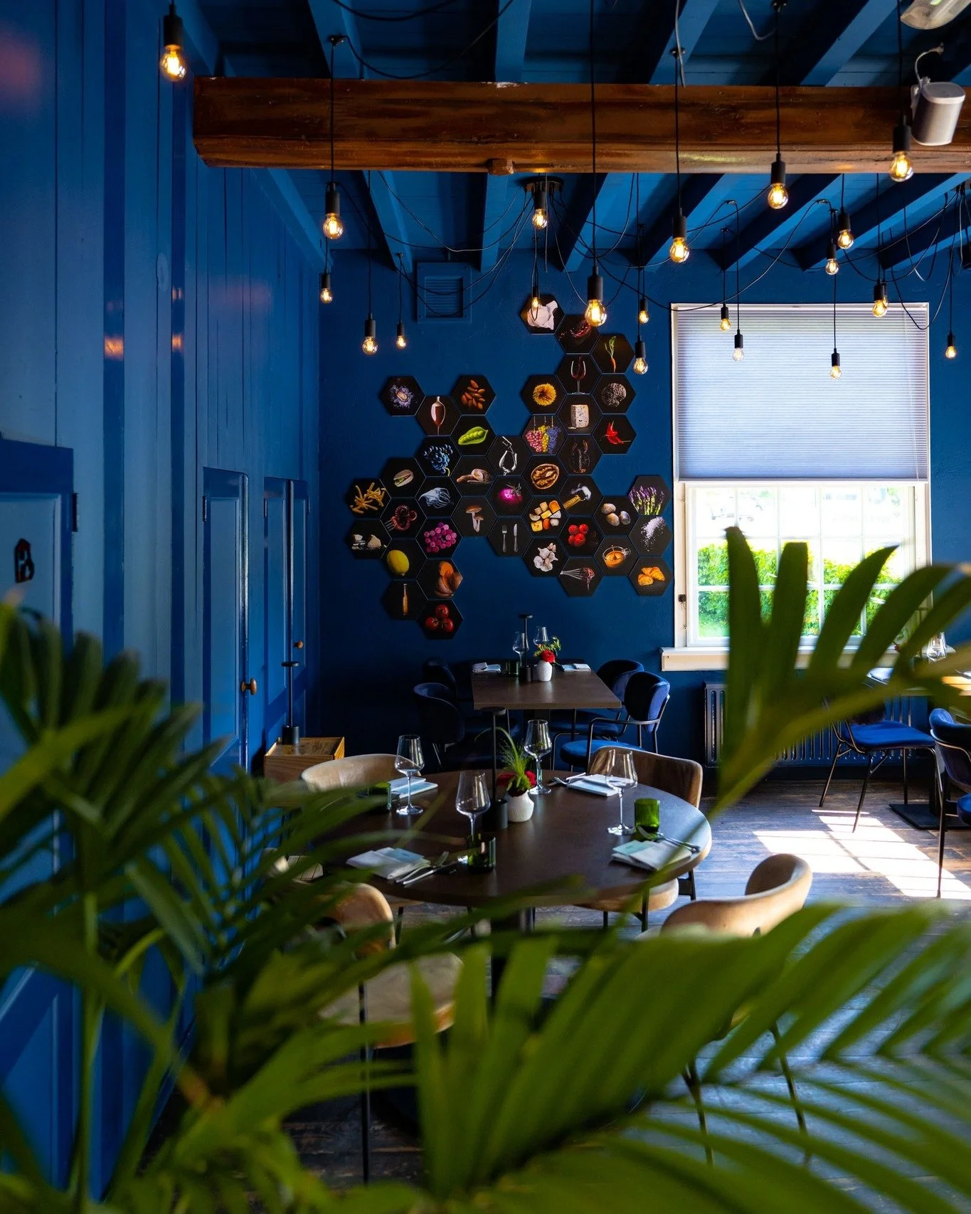 Nog h&eacute;&eacute;l even geduld&hellip; Vandaag blijven de deuren van Bistro De Koetsier nog even dicht. Maar morgen zijn we er weer! Vrijdag geopend voor diner en zaterdag geopend voor lunch &eacute;n diner.
Met bekende smaken, mooie herinneringe