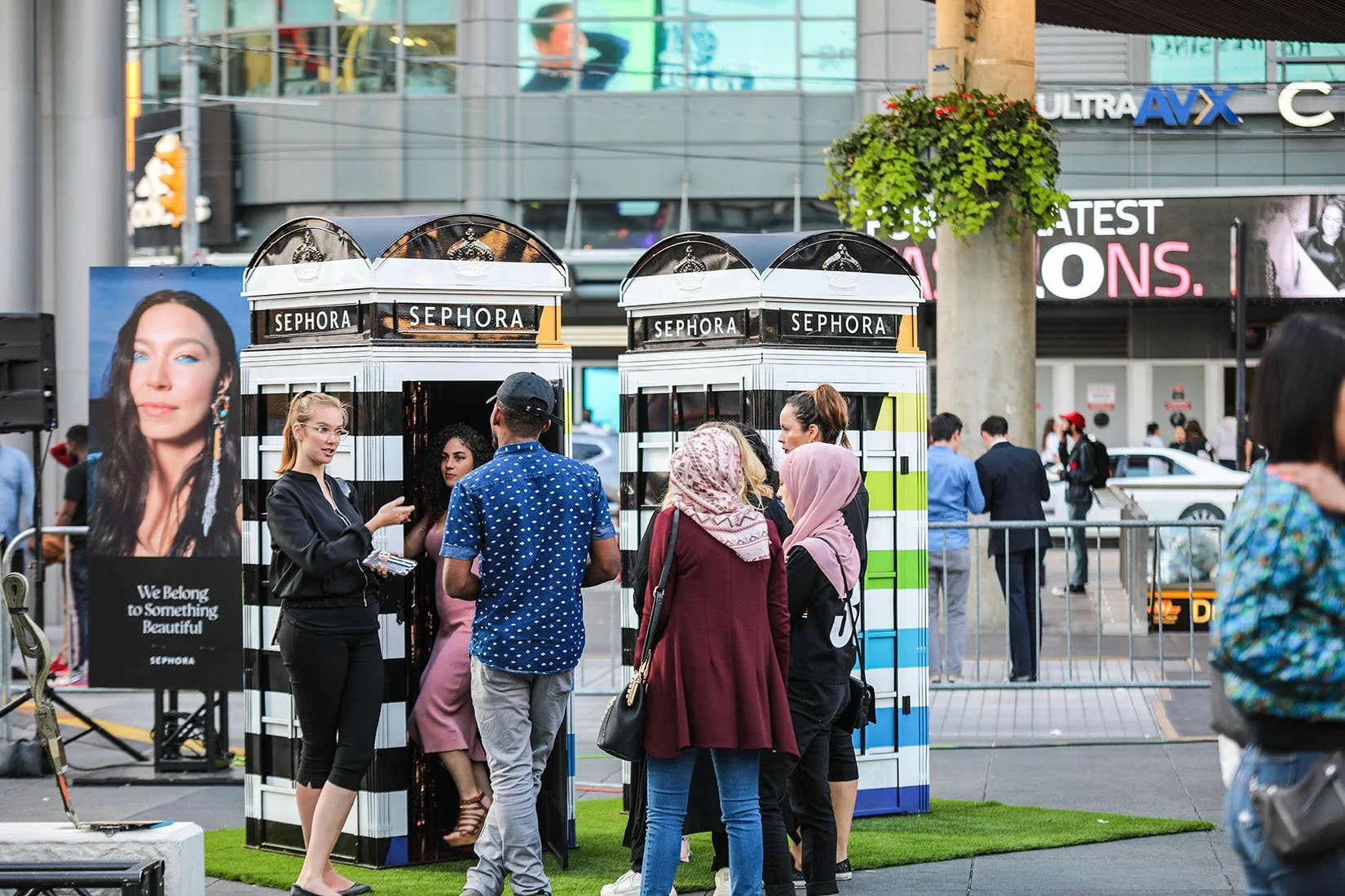 sephora-mobile-beauty-popup-shop-marketing-toronto-makeup-2019-loki-03.jpg