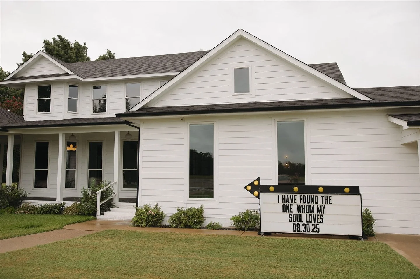 whew!! What a long week of being sick in our house!! We are back to it and answering emails for inquiries and upcoming events!! Enjoy this perfect photo of the Emerson on H &amp; M&rsquo;s day 🩷