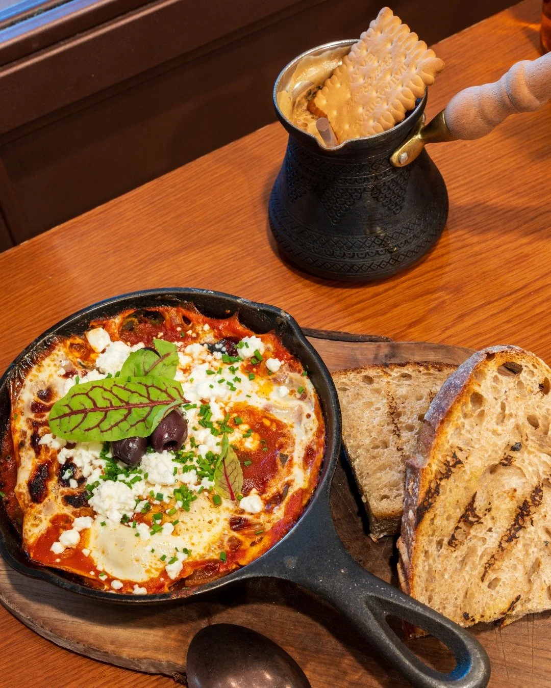 Some mornings are worth lingering over.
A skillet of shakshouka. Fresh sourdough from the oven. Greek coffee brewed the traditional way.
An invitation to slow down and gather.
📸: @tylotillah