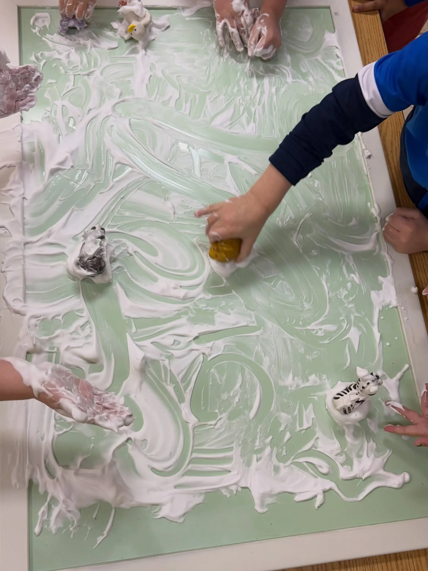 ❄️ Arctic Week at Antzy Pantz Preschool! ❄️
Our little explorers dove into a snowy sensory experience as arctic animals played in &ldquo;snow&rdquo; made from shaving cream. This hands-on activity supports fine motor development, tactile exploration,