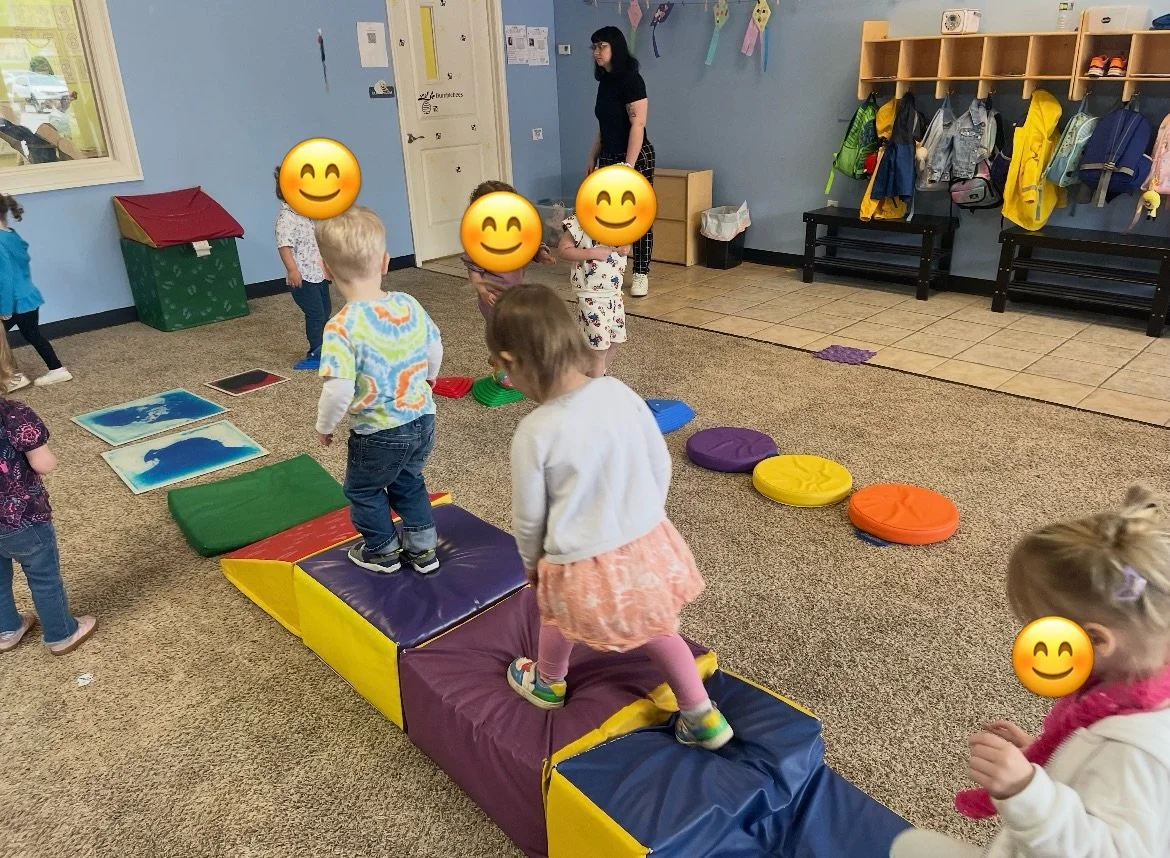 Obstacle courses aren&rsquo;t just fun &mdash; they&rsquo;re packed with developmental benefits! 💙🦋

Our tots classroom at Antzy Pantz Preschool teamed up with Bouncing Butterflies Occupational Therapy for a movement-filled activity designed to hel