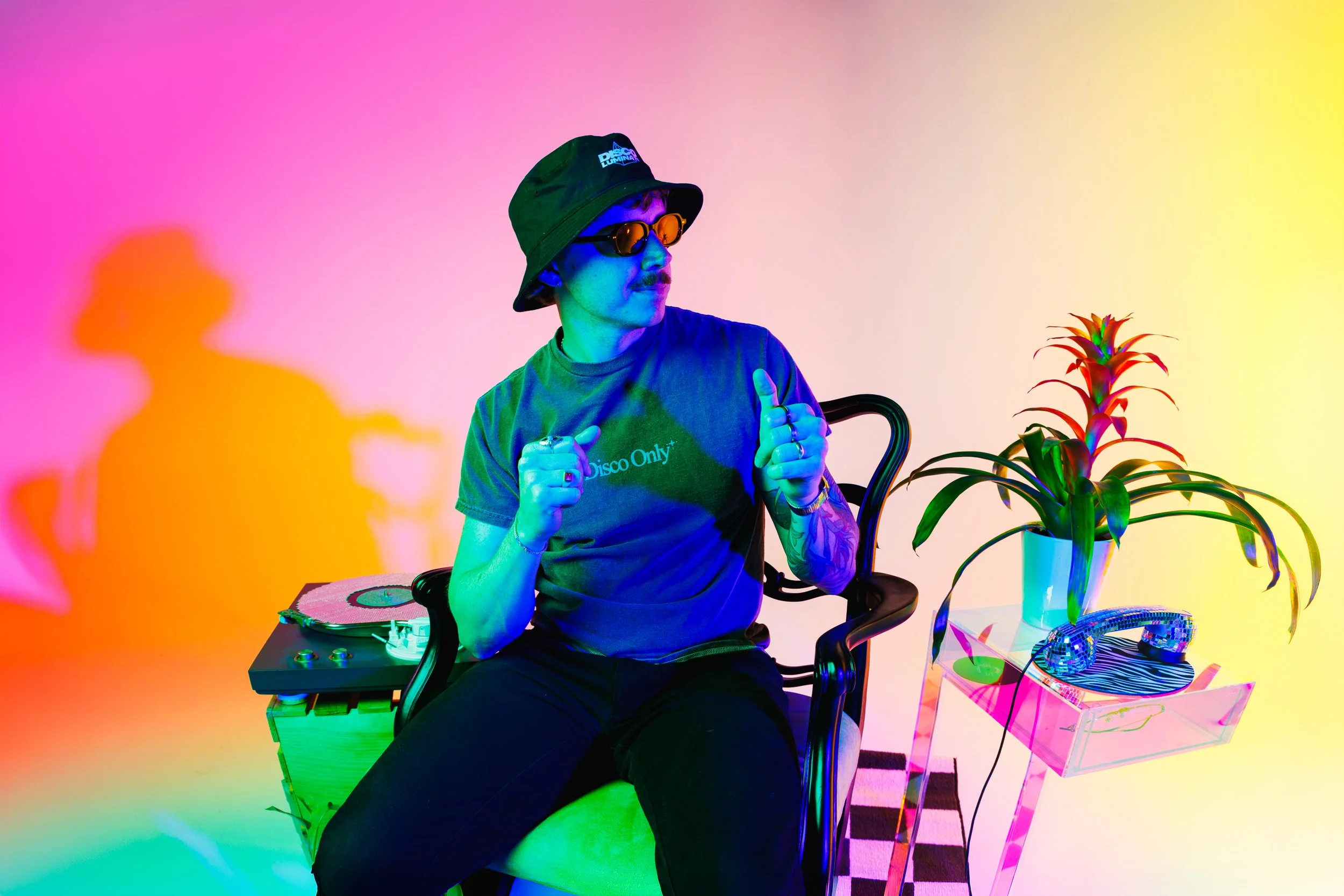 denver-photography-press-studio-pure-colors-hand-gestures-pink-shadow-jessica-dnea-009.jpg
